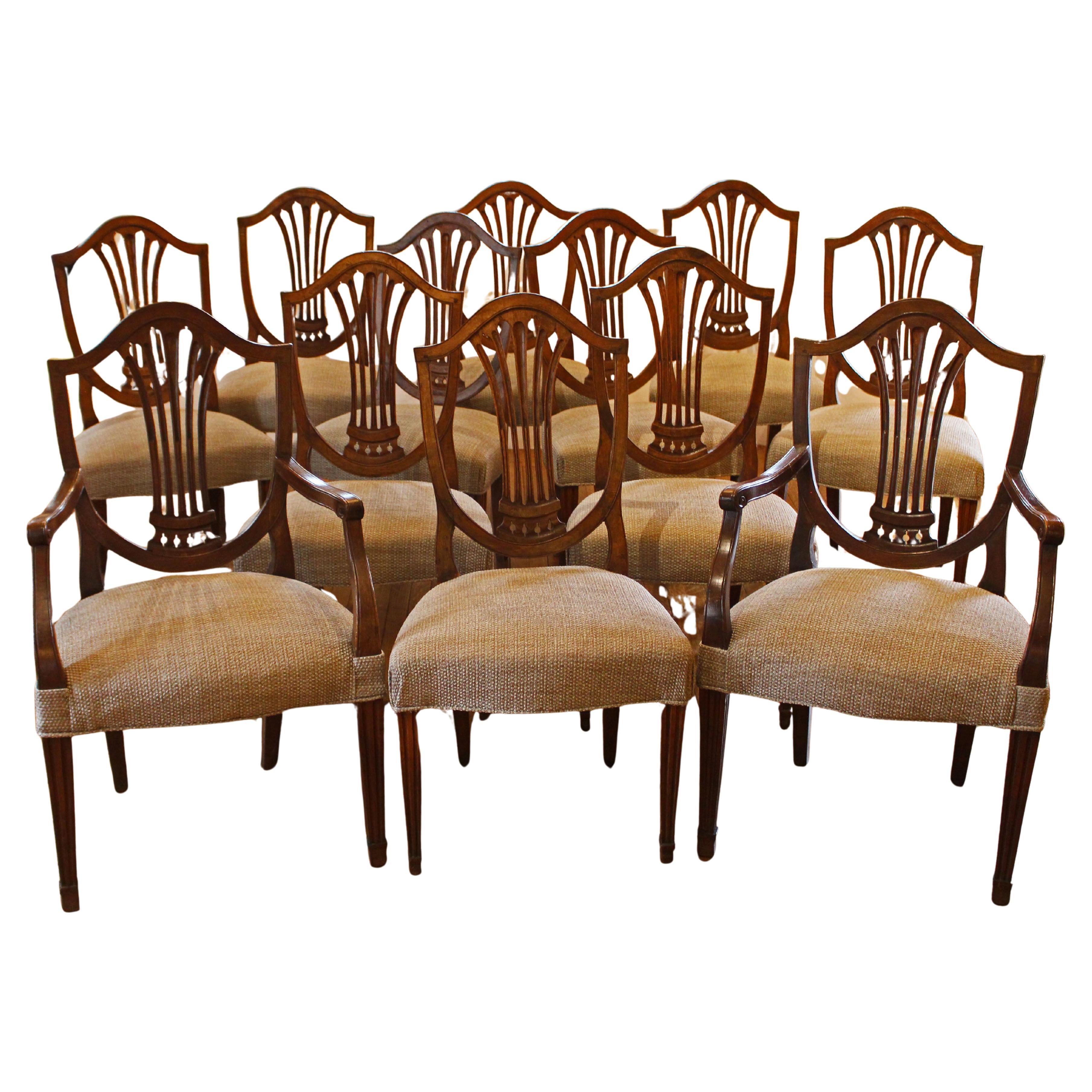 C. 1800 Ensemble de 12 chaises de salle à manger à dossier bouclier de la période George III en vente