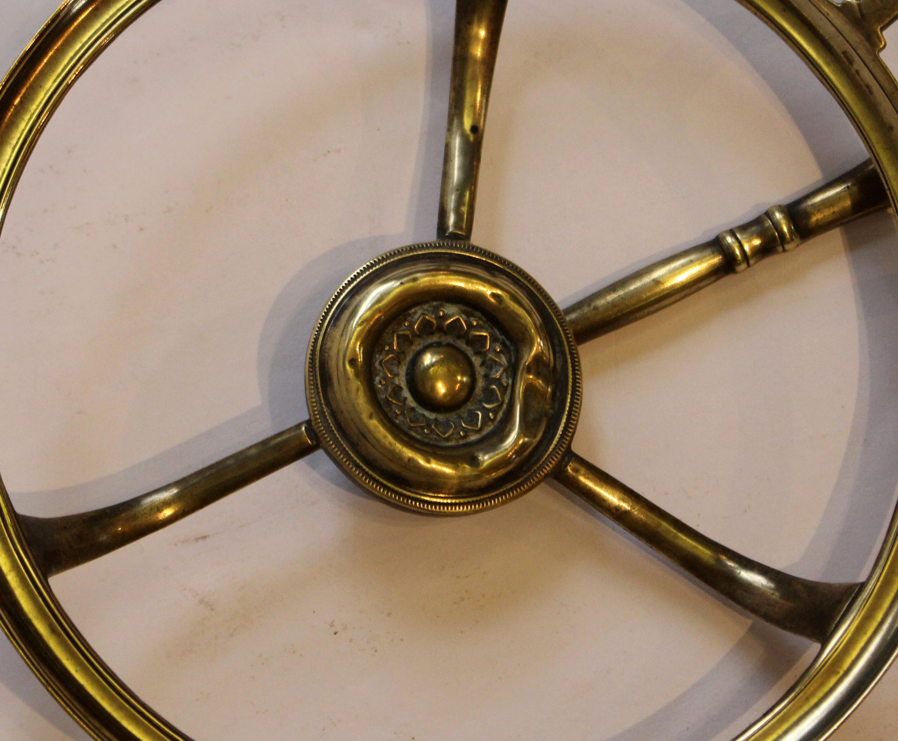 Neoclassico c. 1810: supporto per bollitore in ottone georgiano per parafango di caminetto in vendita