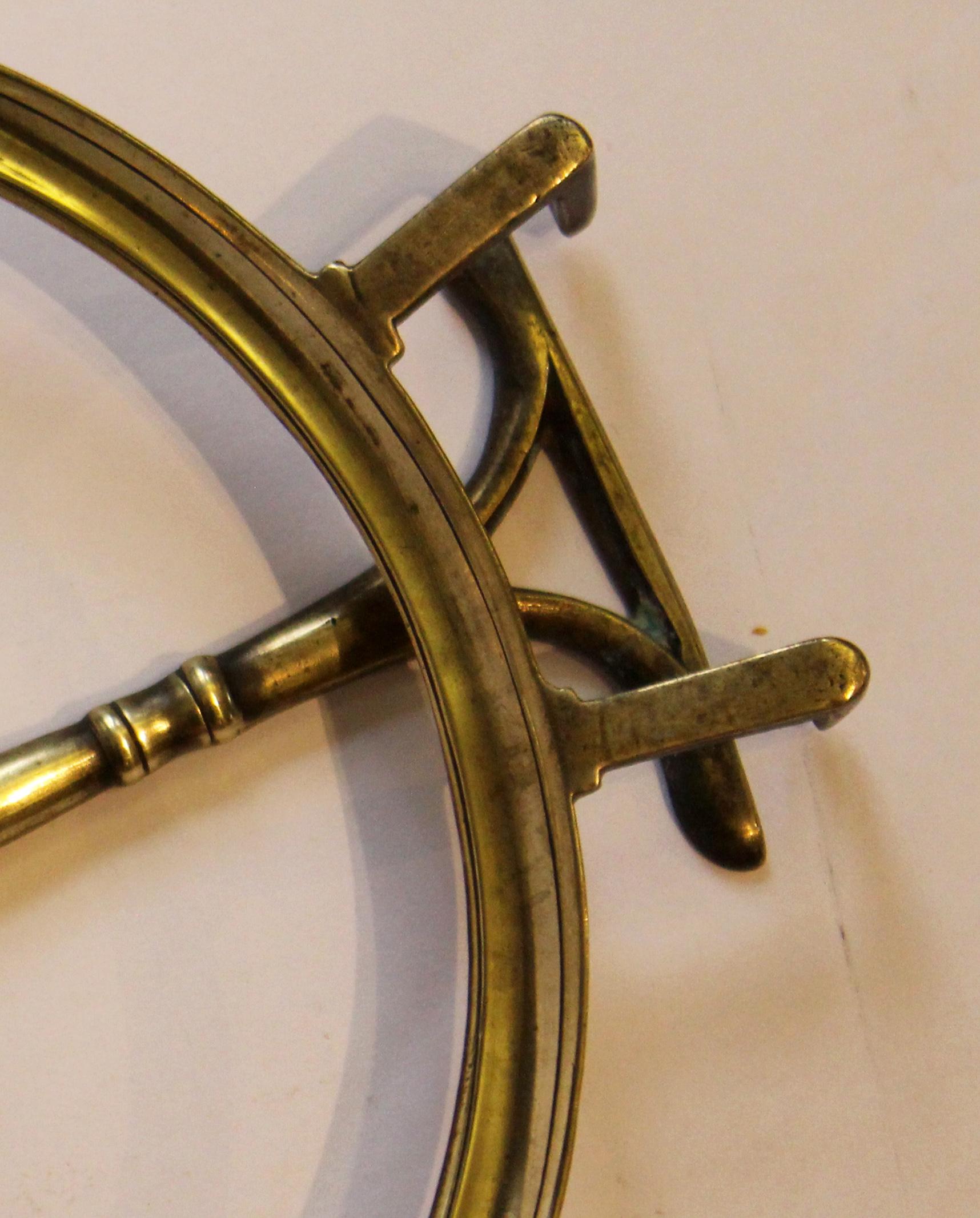 Inglese c. 1810: supporto per bollitore in ottone georgiano per parafango di caminetto in vendita