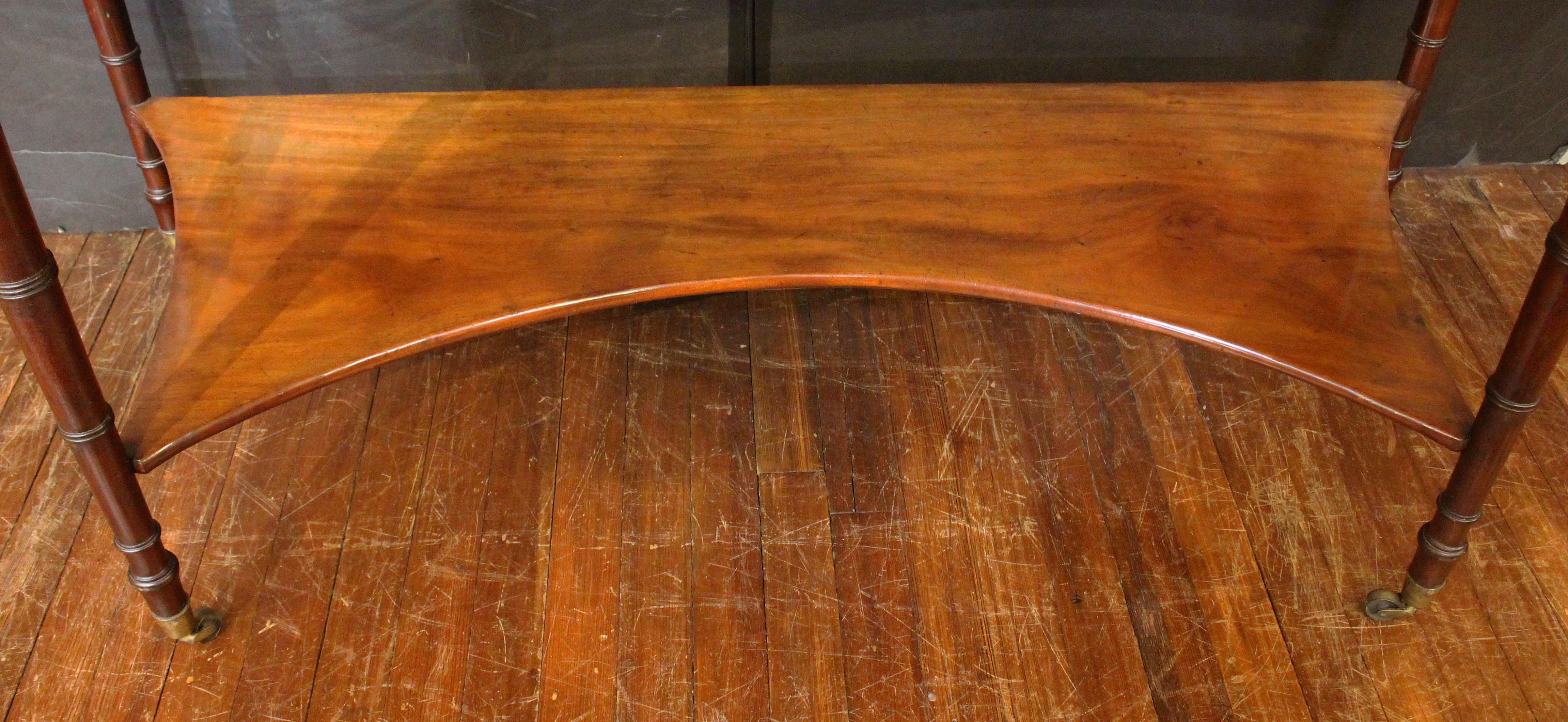 Moulage C. 1810 Table de service de style Sheraton anglais en vente