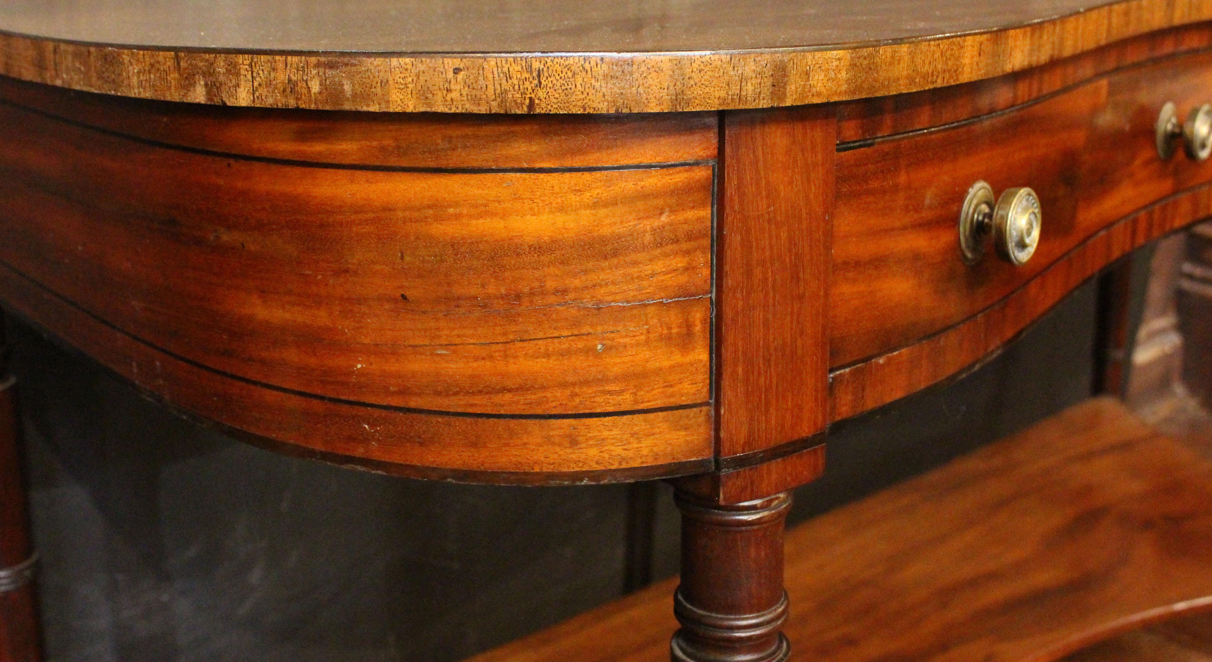 Laiton C. 1810 Table de service de style Sheraton anglais en vente