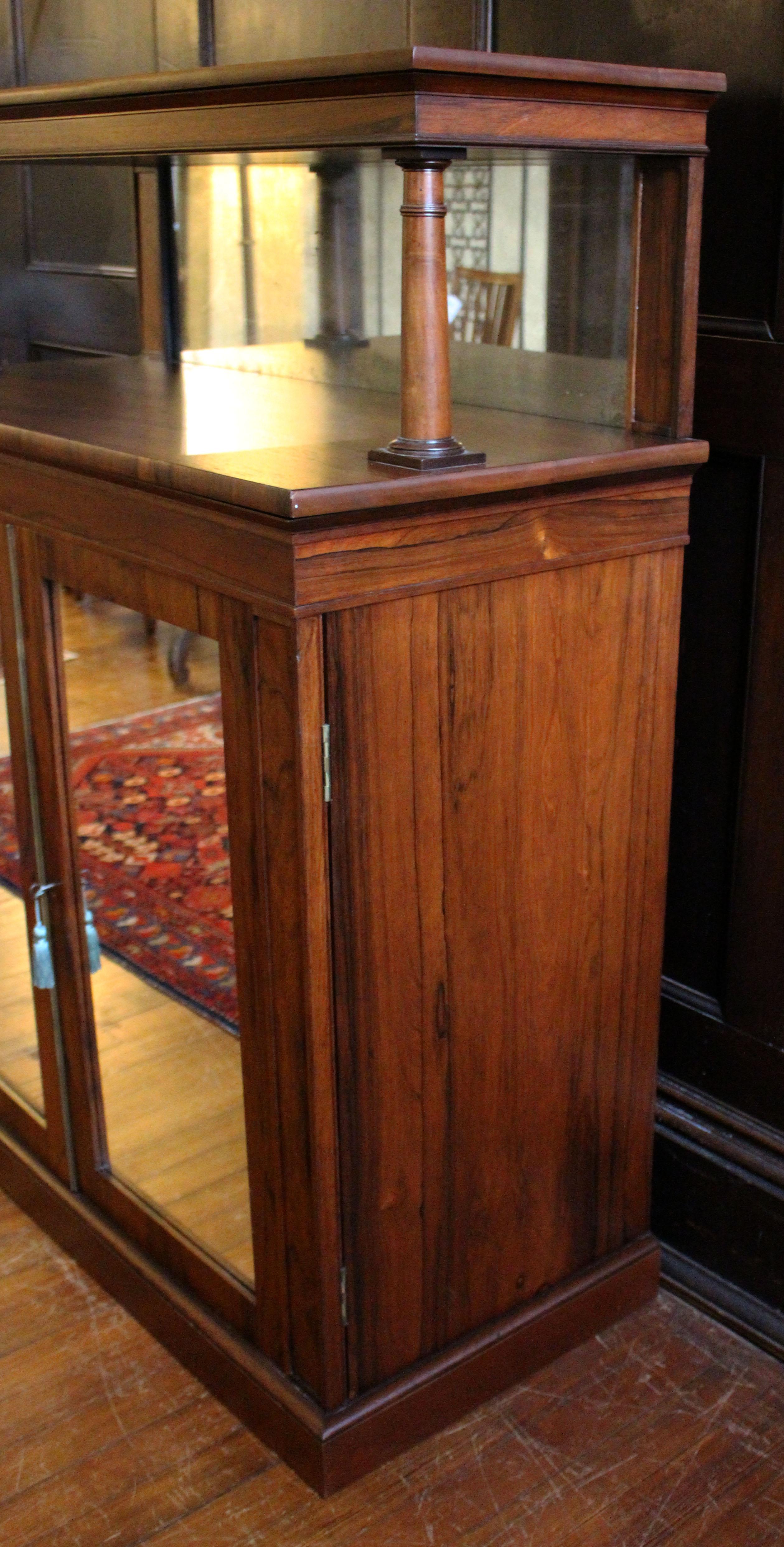 Chiffoniera del periodo Regency inglese del 1815 circa. Architettonico, sobrio ed elegante. Ripiano superiore modellato su fregio con supporti anteriori a colonna e pilastri posteriori appiattiti che fiancheggiano lo schienale originale a specchio