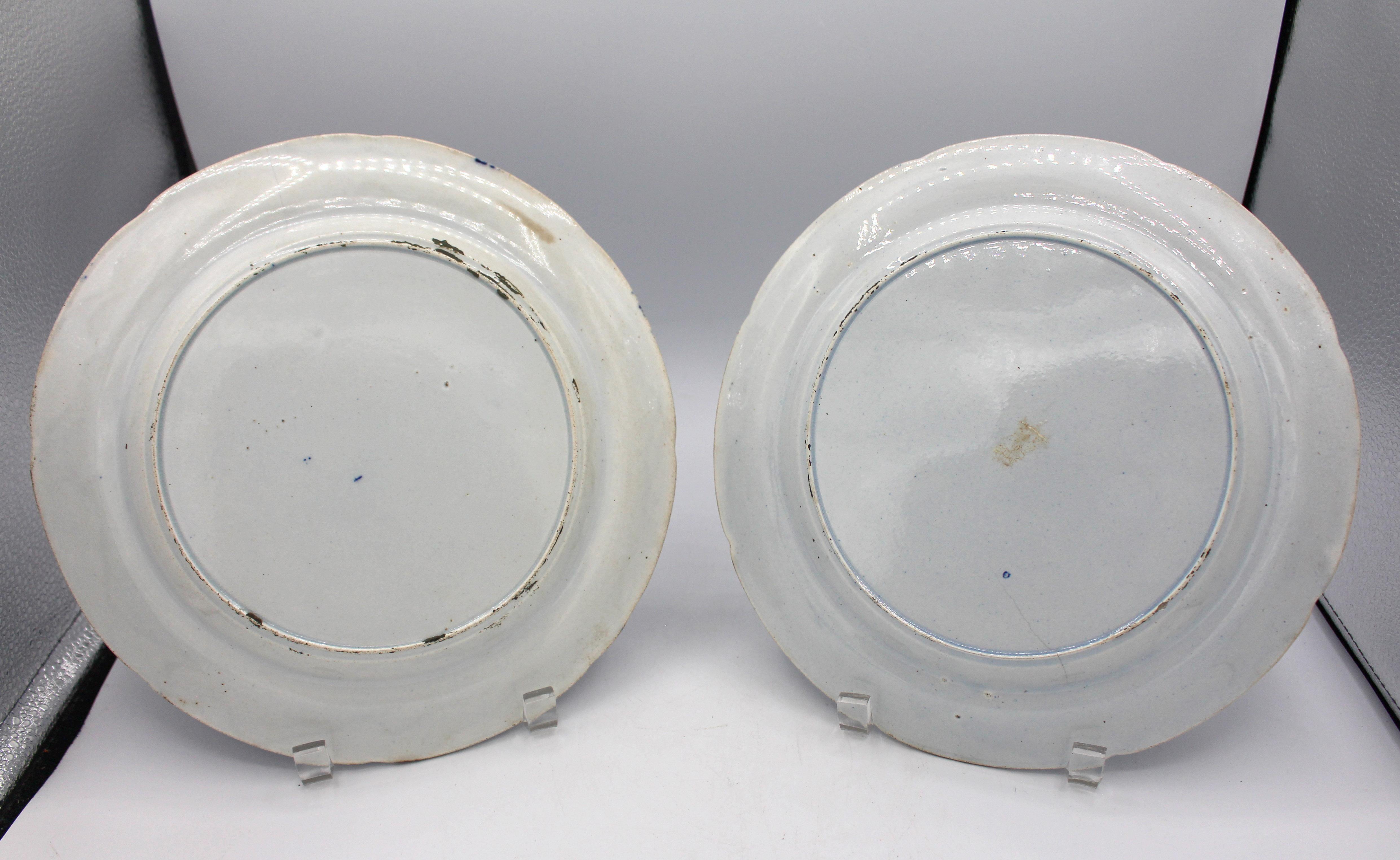 Circa 1820-30 paire d'assiettes en faïence, anglais. Décoration asiatique en transferware bleu à motif 