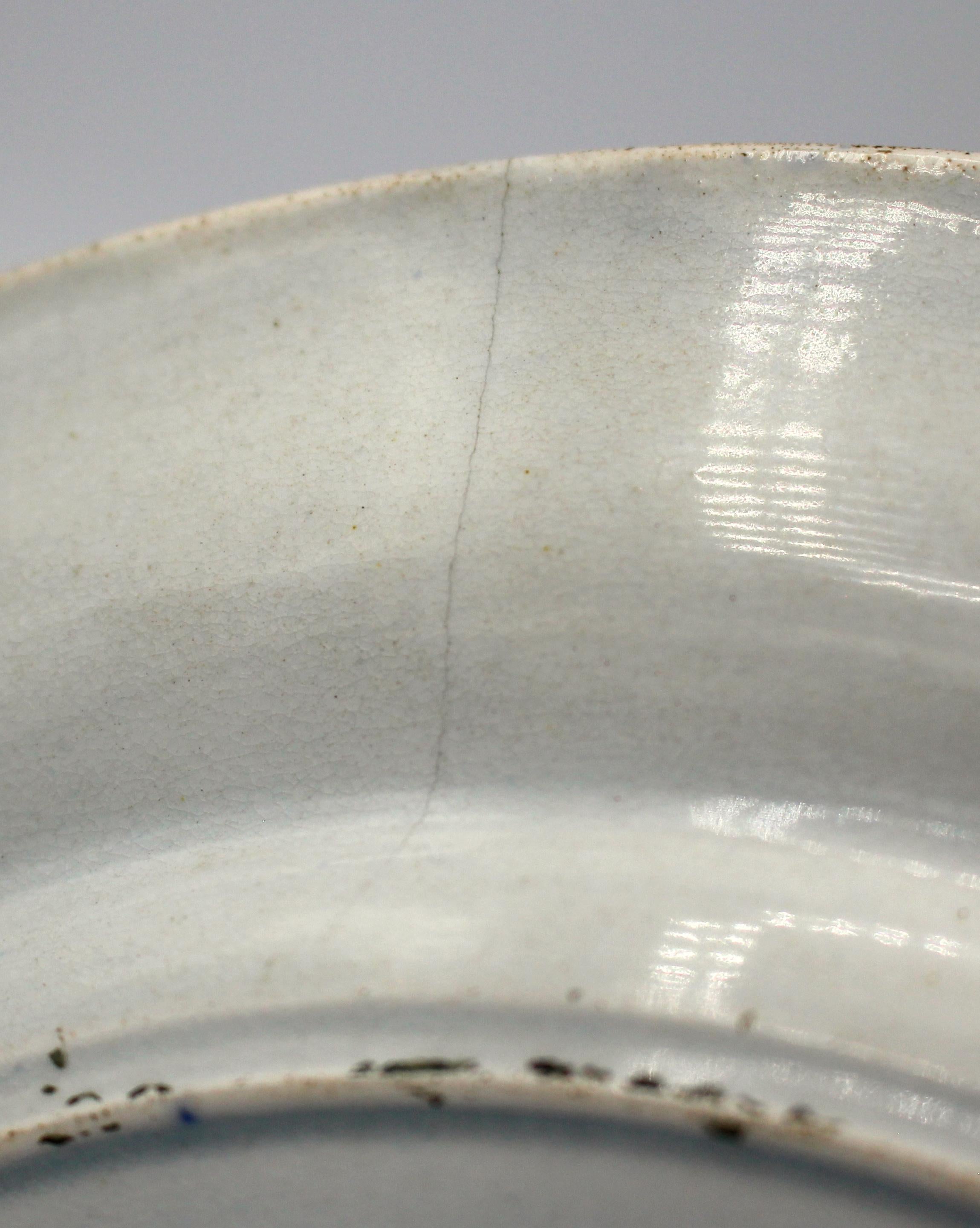 Anglais c. 1820-30 Paire d'assiettes anglaises en faïence perlée en vente