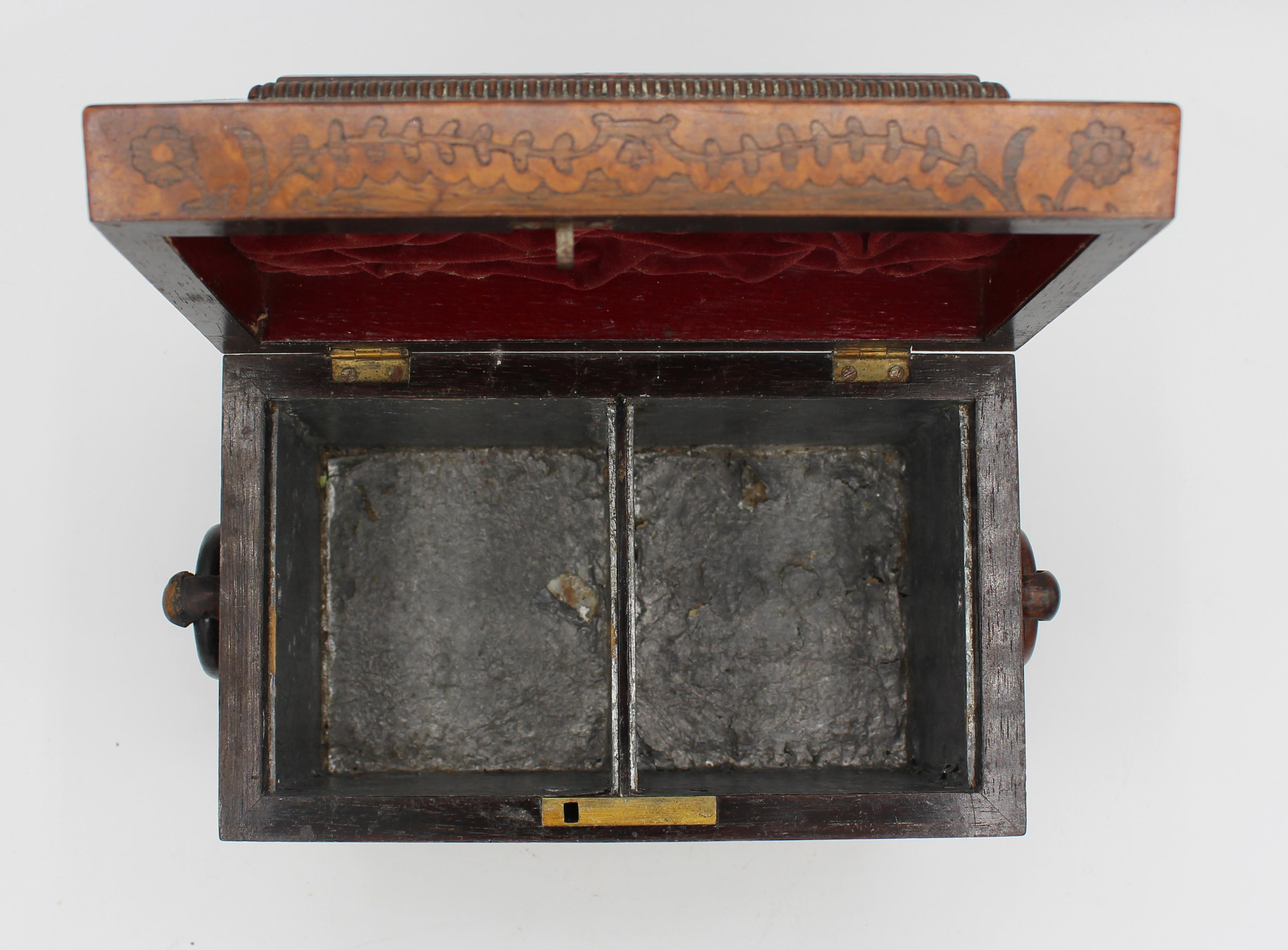 Velours Boîte à thé anglaise en forme de sarcophage, vers 1820