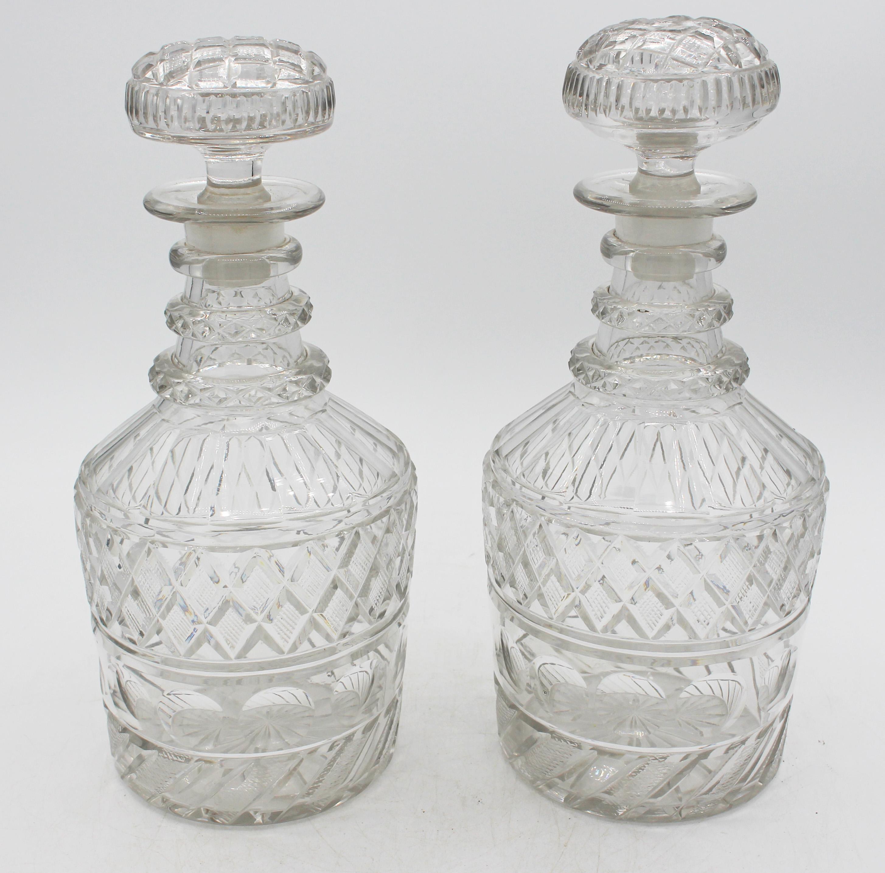 C. 1820 Zwei georgianische anglo-irische Dekanter aus geschliffenem Glas (Englisch) im Angebot
