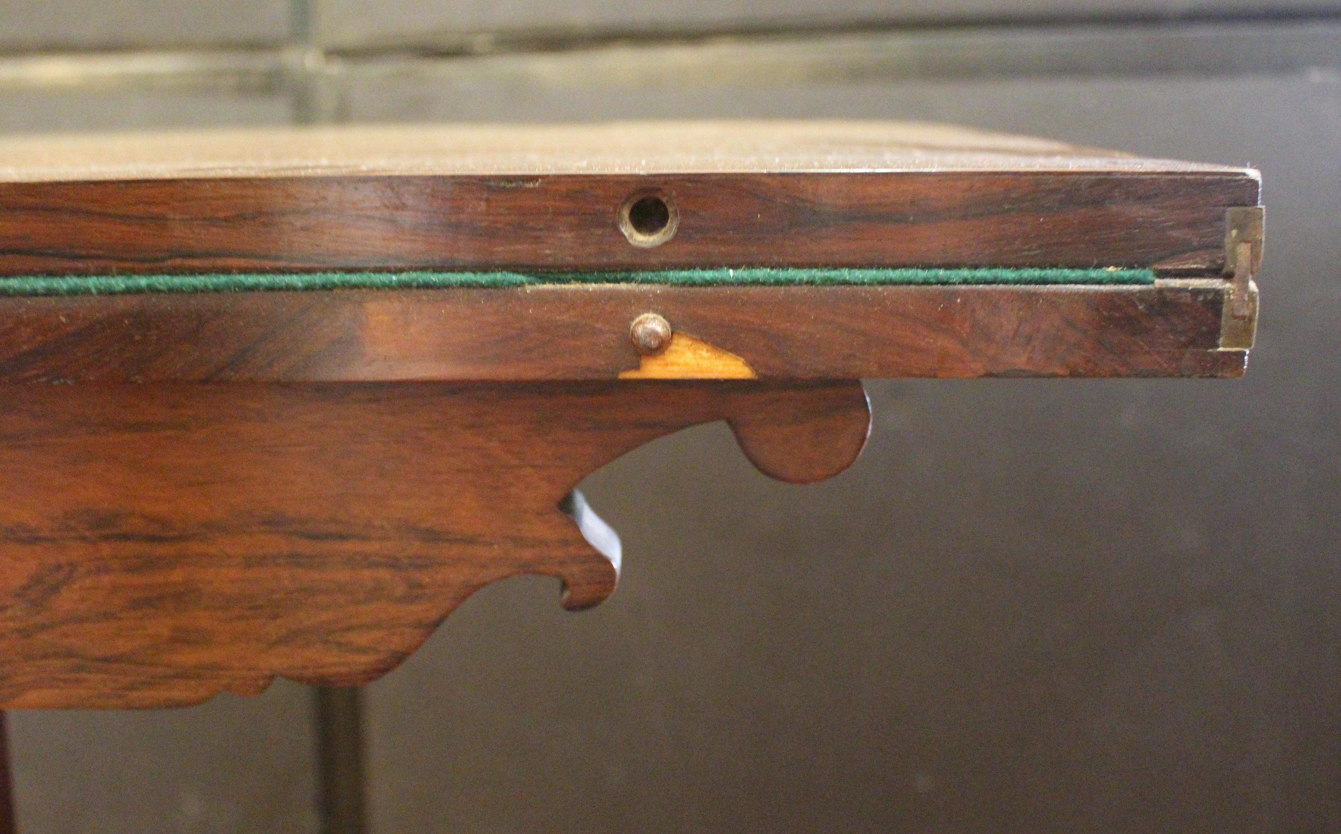 Bois C. Table à jeux anglaise à plateau pivotant des années 1820 en vente
