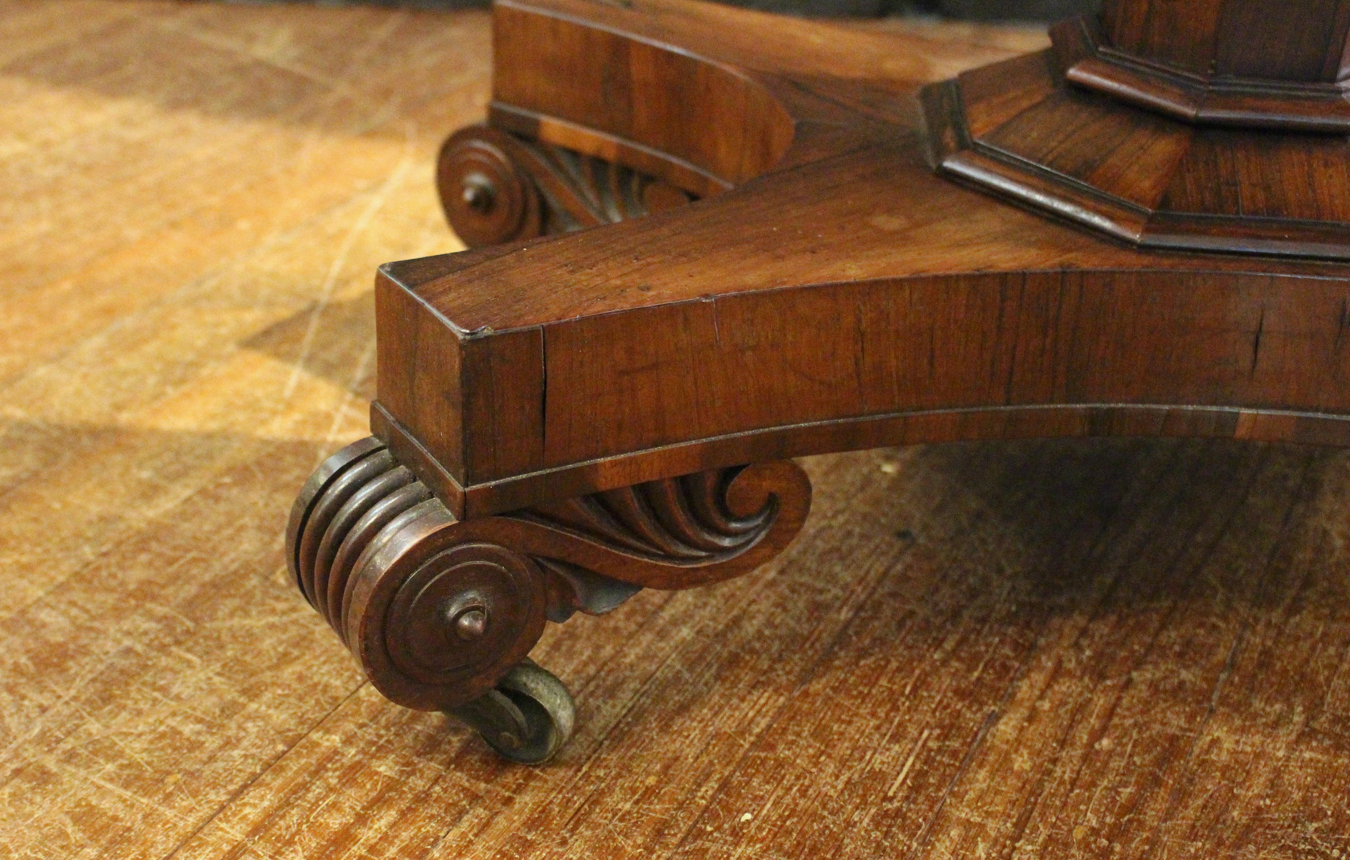 C. Table à jeux anglaise à plateau pivotant des années 1820 en vente 1