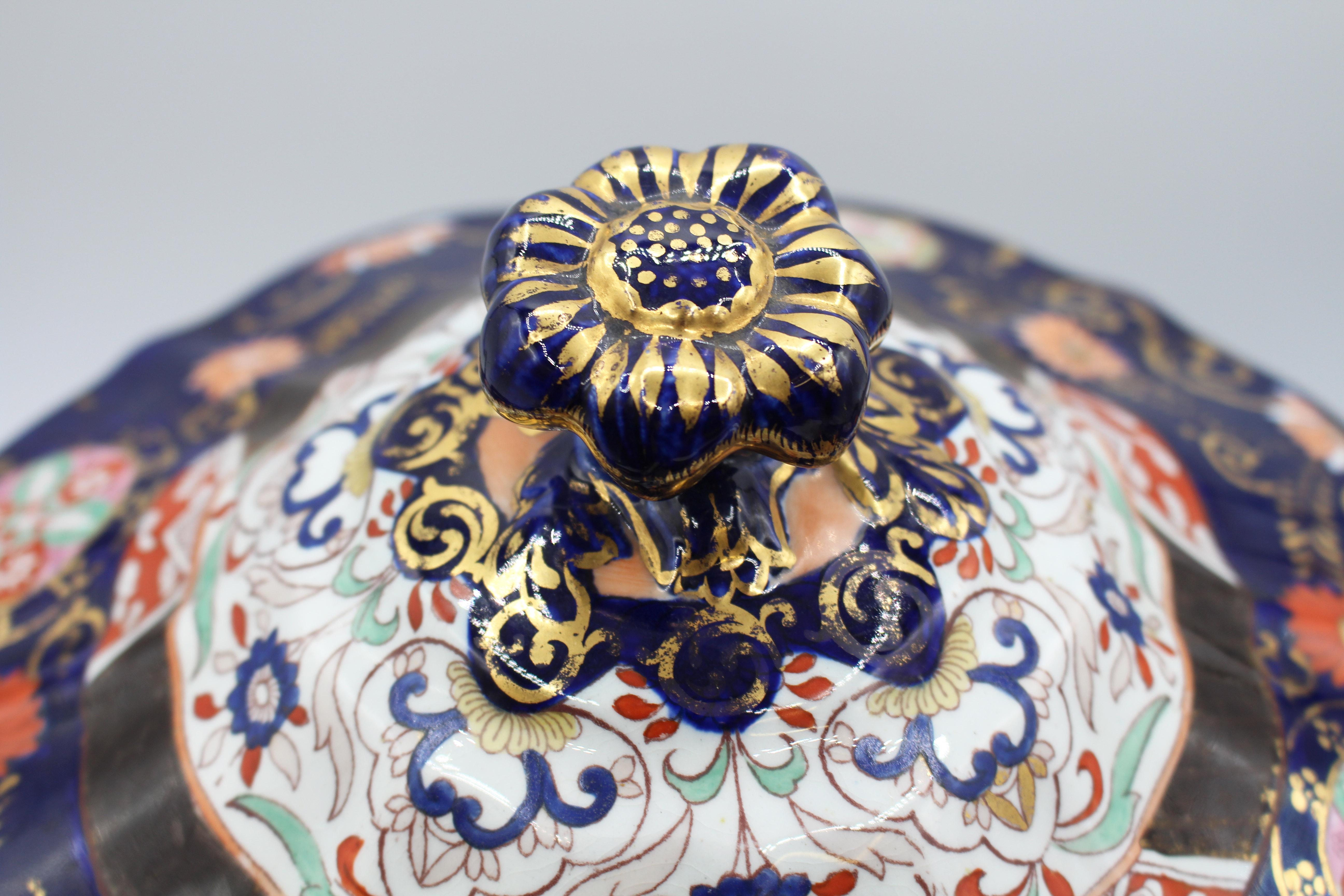 C. 1830-1850 Mason's Patent Ironstone China Soup Tureen In Good Condition For Sale In Chapel Hill, NC