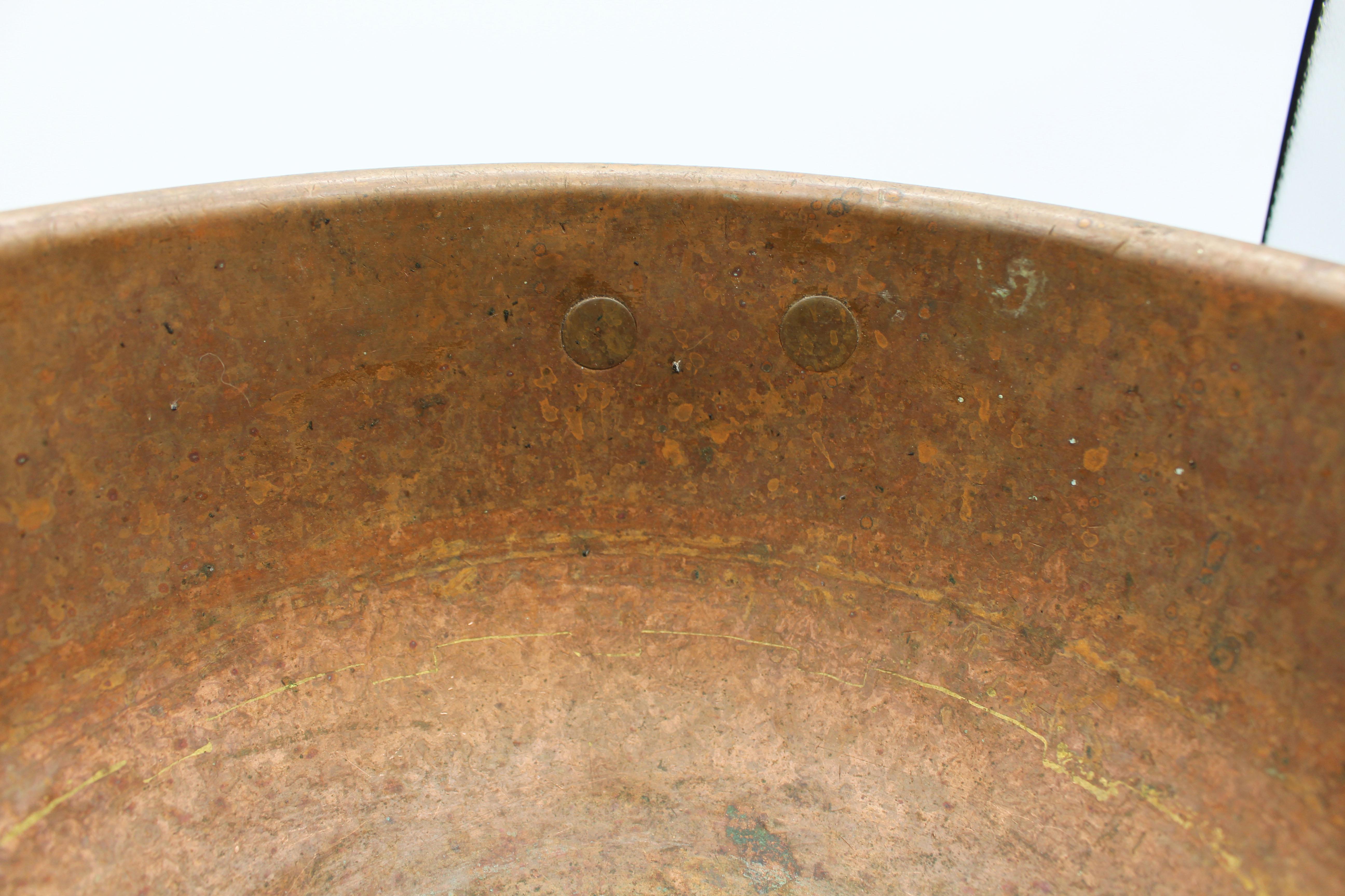 C. 1830-60 Englische Kupferschüssel zur Bonbonherstellung mit eisernen Griffen im Angebot 5