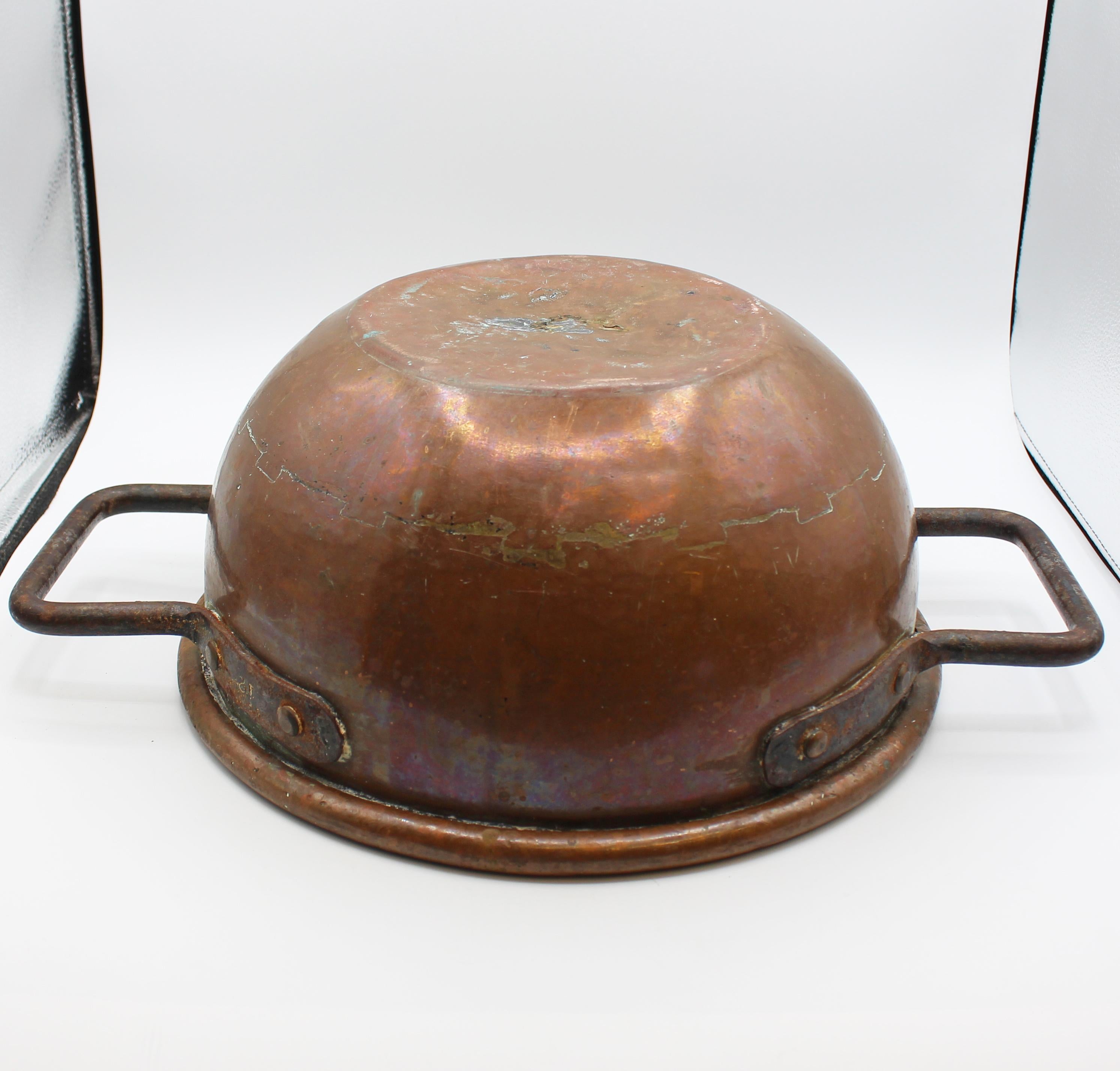 C. 1830-60 Englische Kupferschüssel zur Bonbonherstellung mit eisernen Griffen im Zustand „Gut“ im Angebot in Chapel Hill, NC