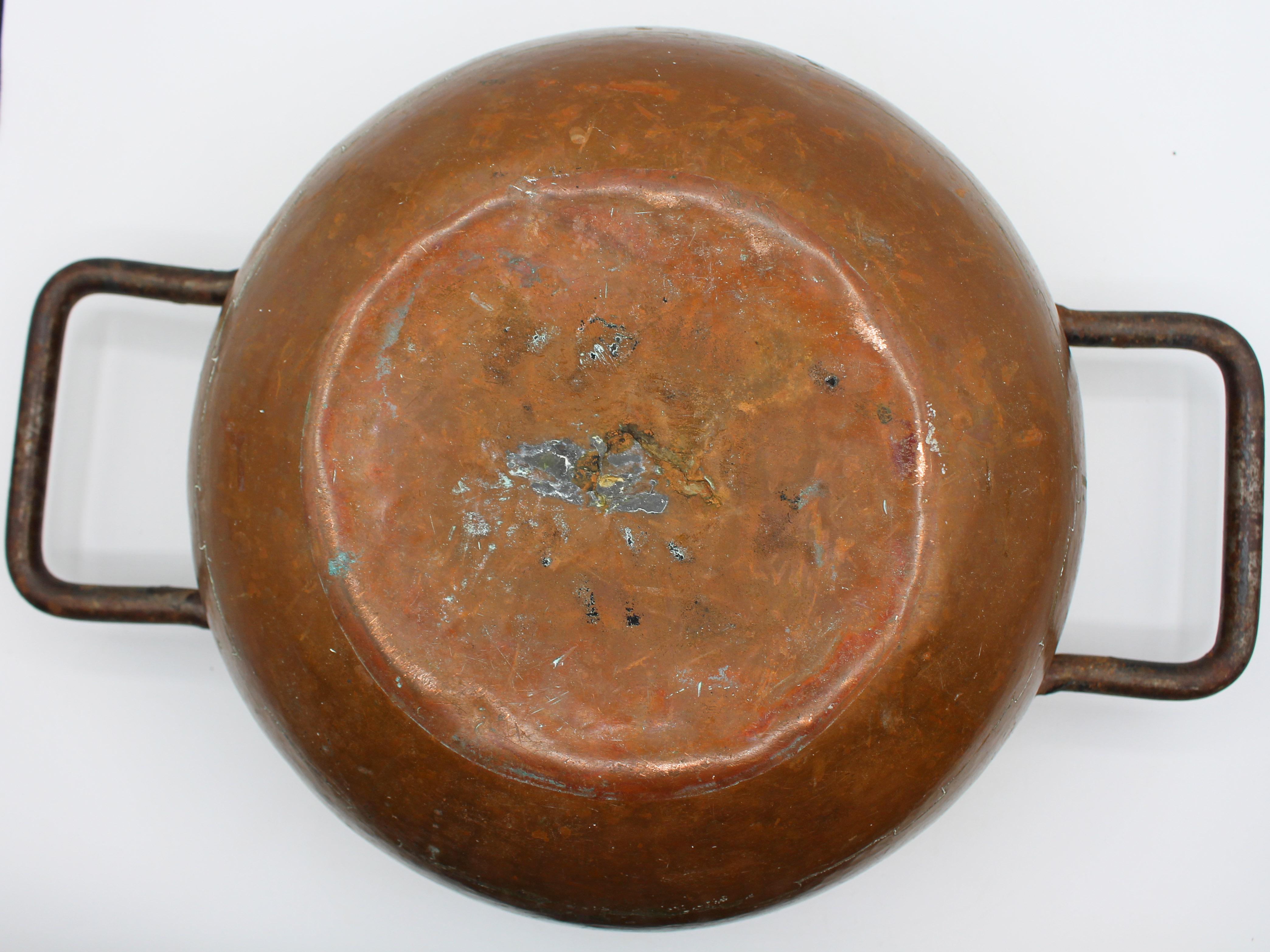 C. 1830-60 Englische Kupferschüssel zur Bonbonherstellung mit eisernen Griffen im Angebot 1