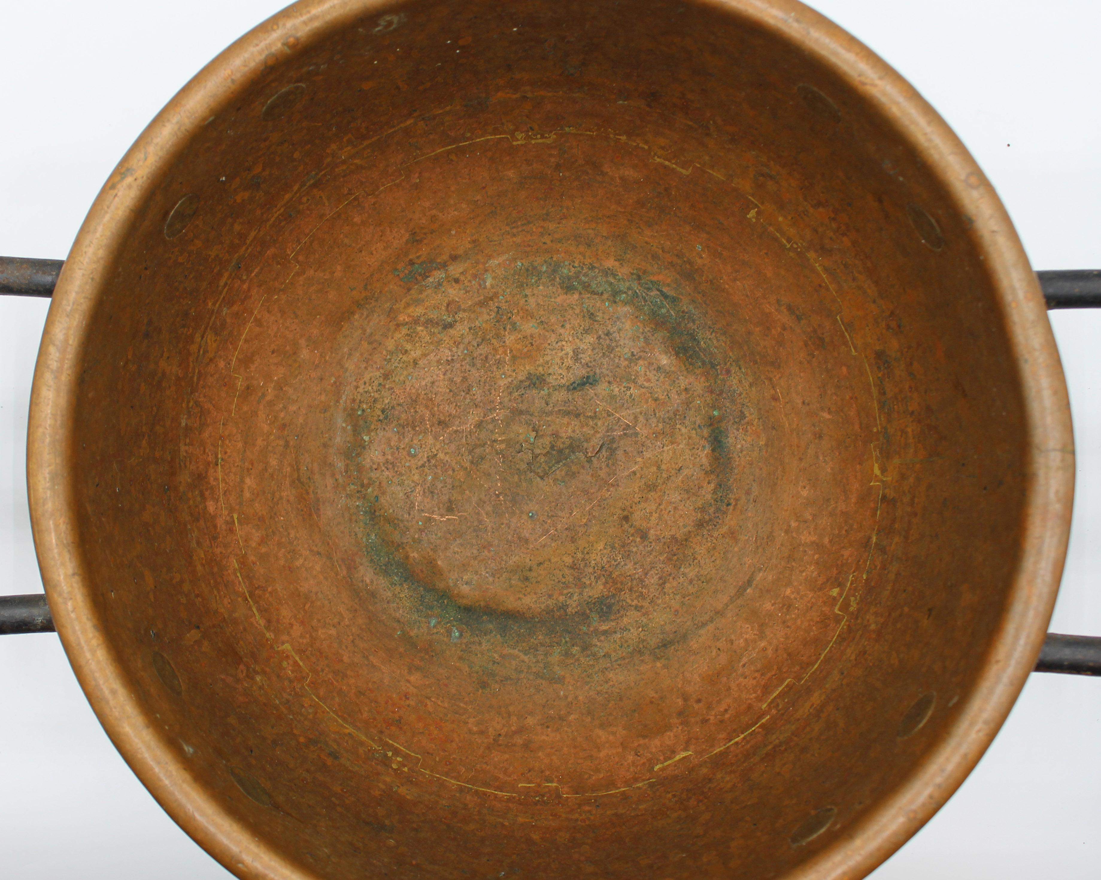 C. 1830-60 Englische Kupferschüssel zur Bonbonherstellung mit eisernen Griffen im Angebot 2