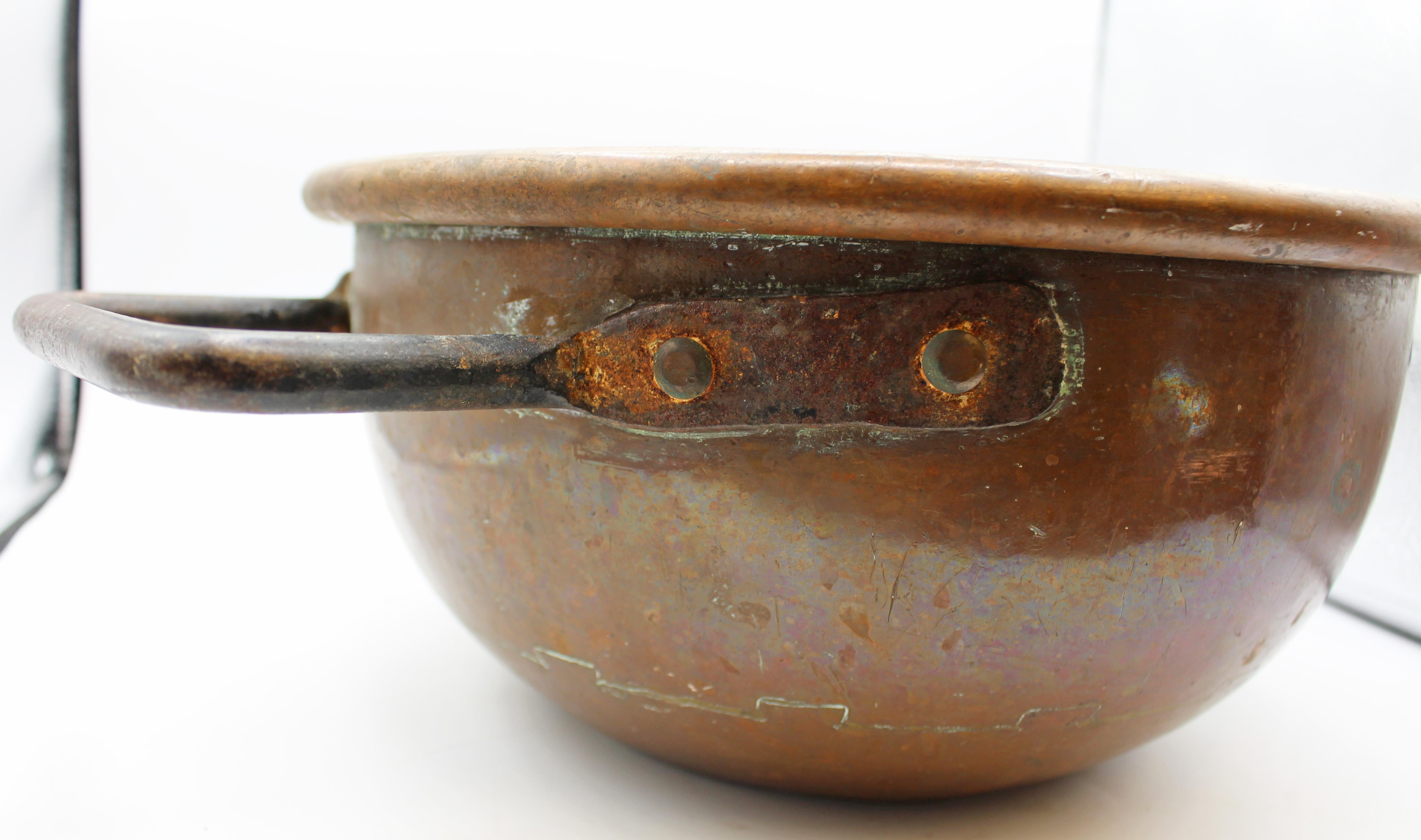 C. 1830-60 Englische Kupferschüssel zur Bonbonherstellung mit eisernen Griffen im Angebot 3