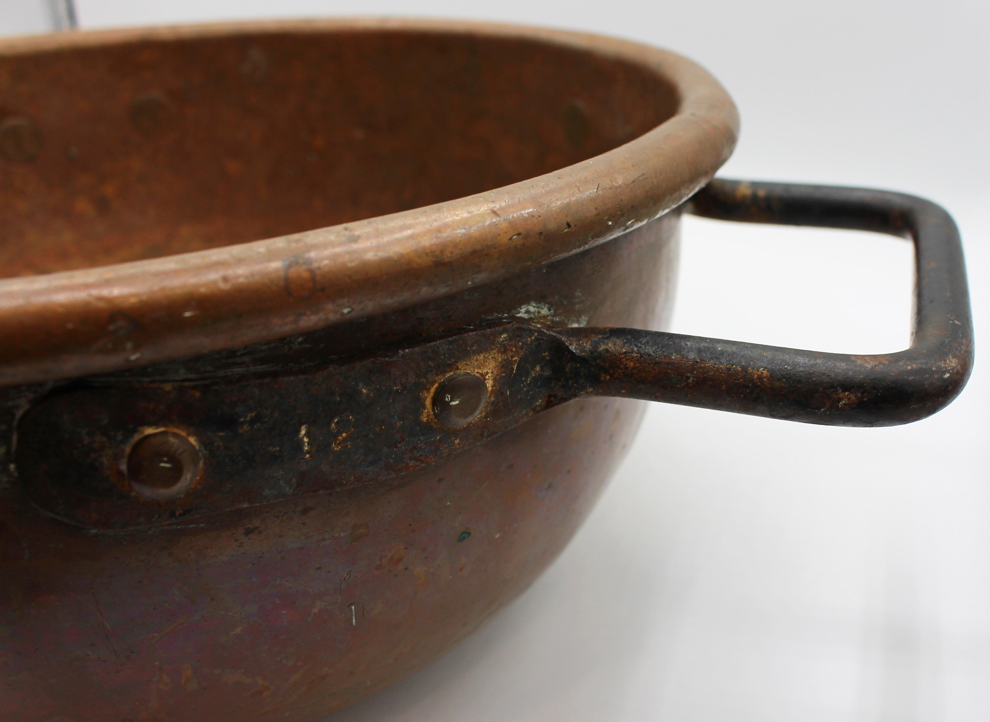 C. 1830-60 Englische Kupferschüssel zur Bonbonherstellung mit eisernen Griffen im Angebot 4