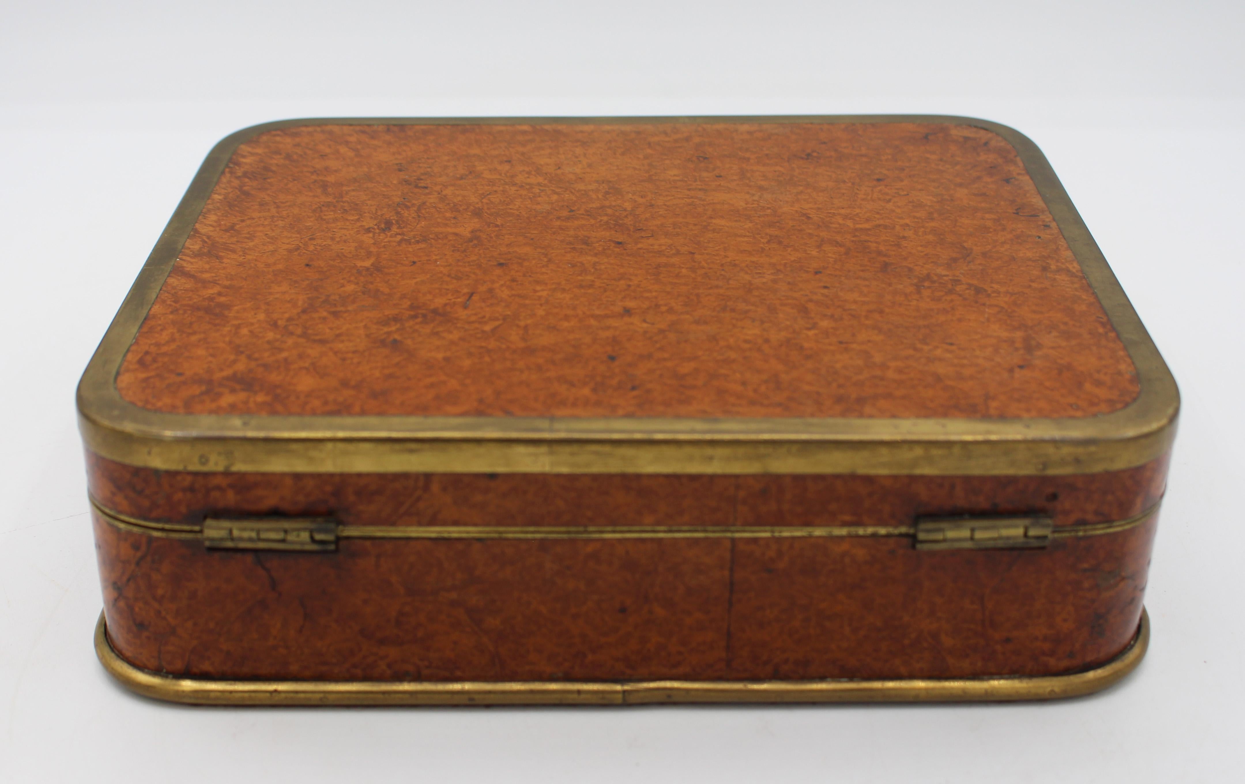 C. 1830 Joyero de Amboyna y Latón Encuadernado siglo XIX en venta