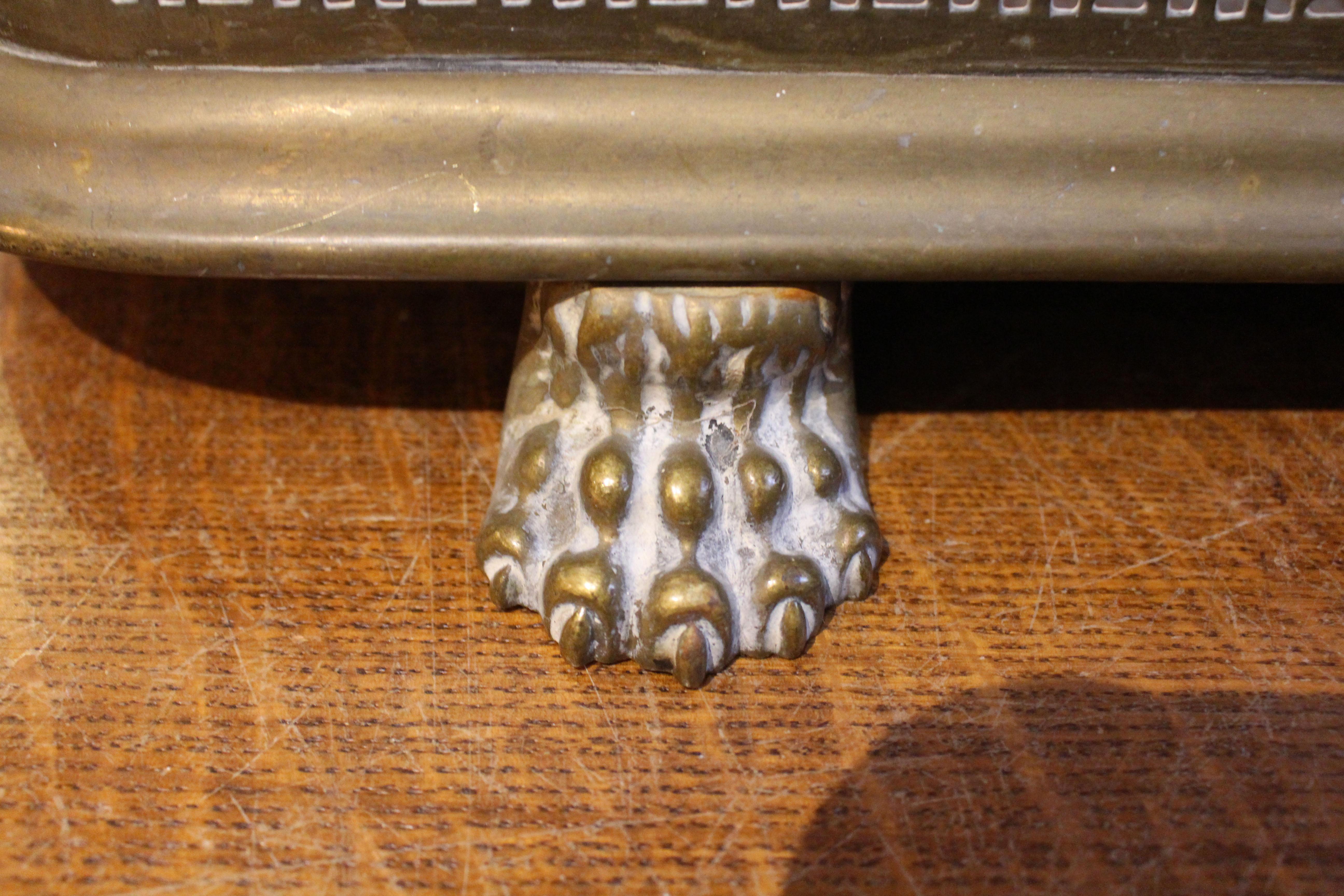 C. 1830 Englischer Messing-Feuerlöscher mit gotischen Schnitzereien und Tatzenfüßen (Neugotik) im Angebot