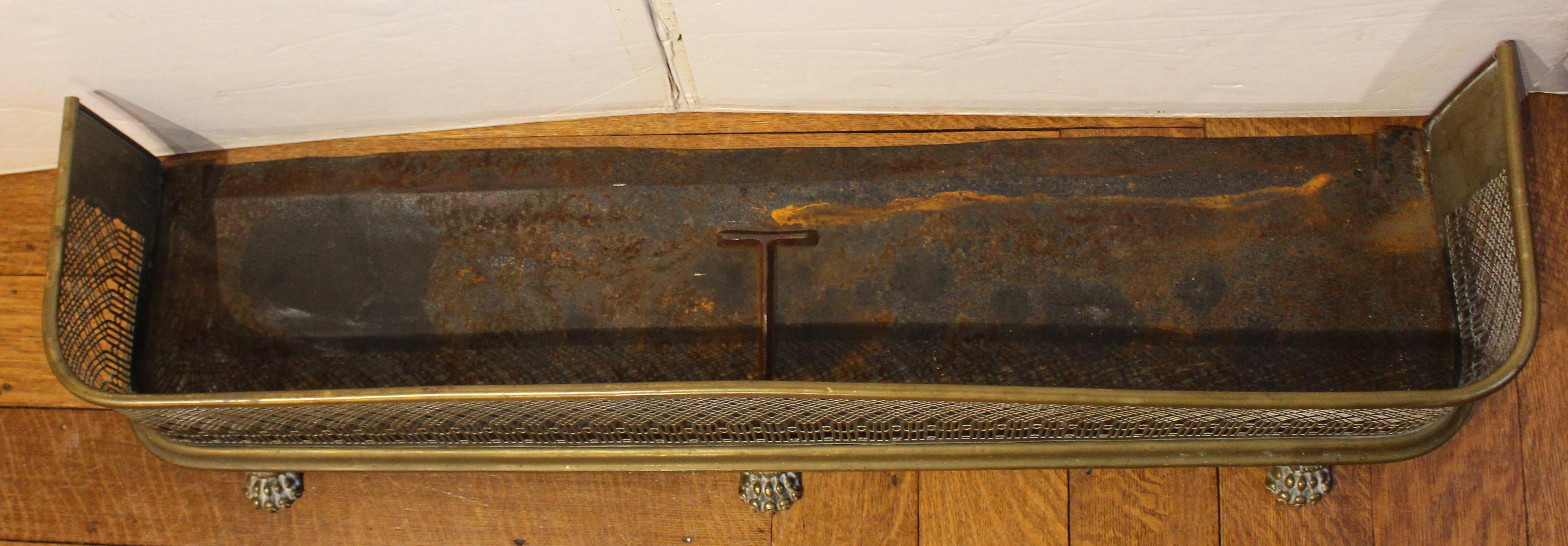 C. 1830 Englischer Messing-Feuerlöscher mit gotischen Schnitzereien und Tatzenfüßen im Zustand „Gut“ im Angebot in Chapel Hill, NC