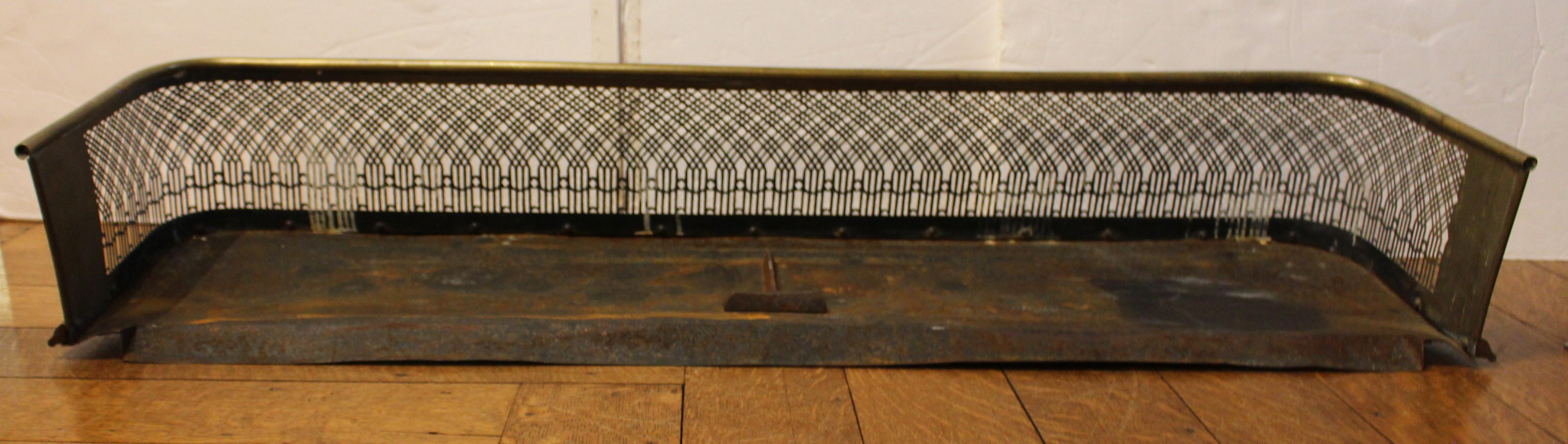 C. 1830 Englischer Messing-Feuerlöscher mit gotischen Schnitzereien und Tatzenfüßen (19. Jahrhundert) im Angebot