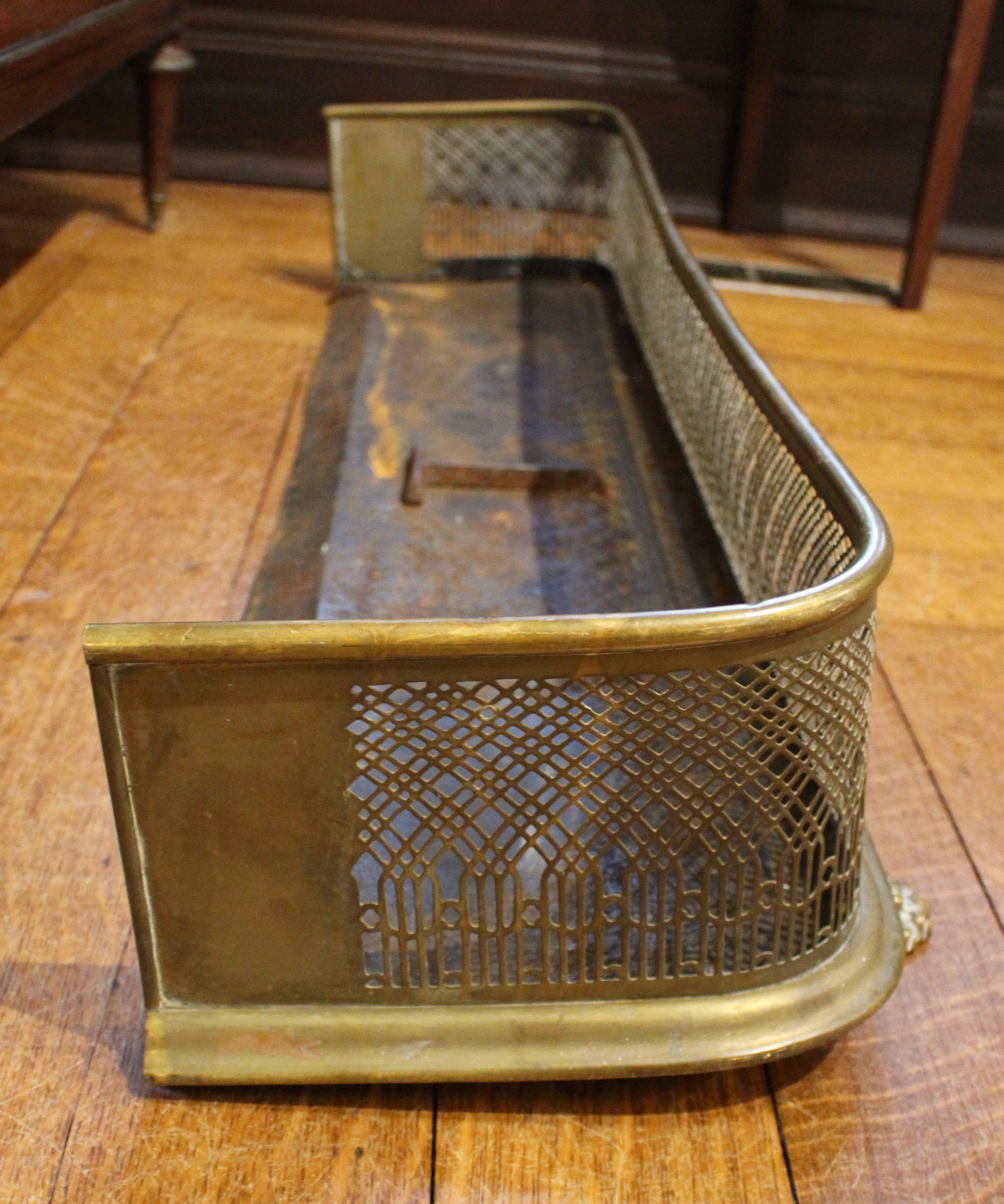 C. 1830 Englischer Messing-Feuerlöscher mit gotischen Schnitzereien und Tatzenfüßen im Angebot 1