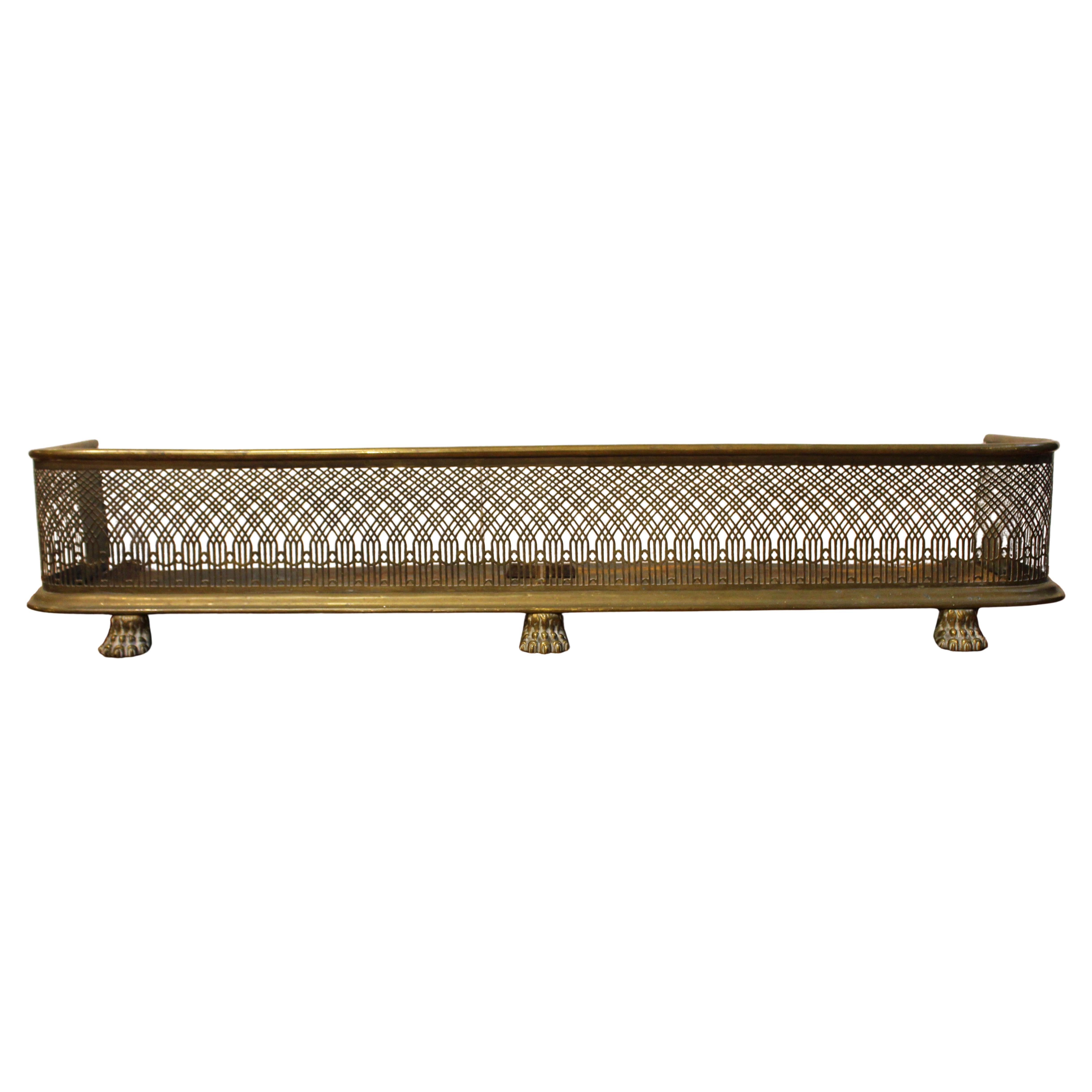 C. Parafuoco inglese in ottone del 1830 con intagli gotici e piedini a zampa