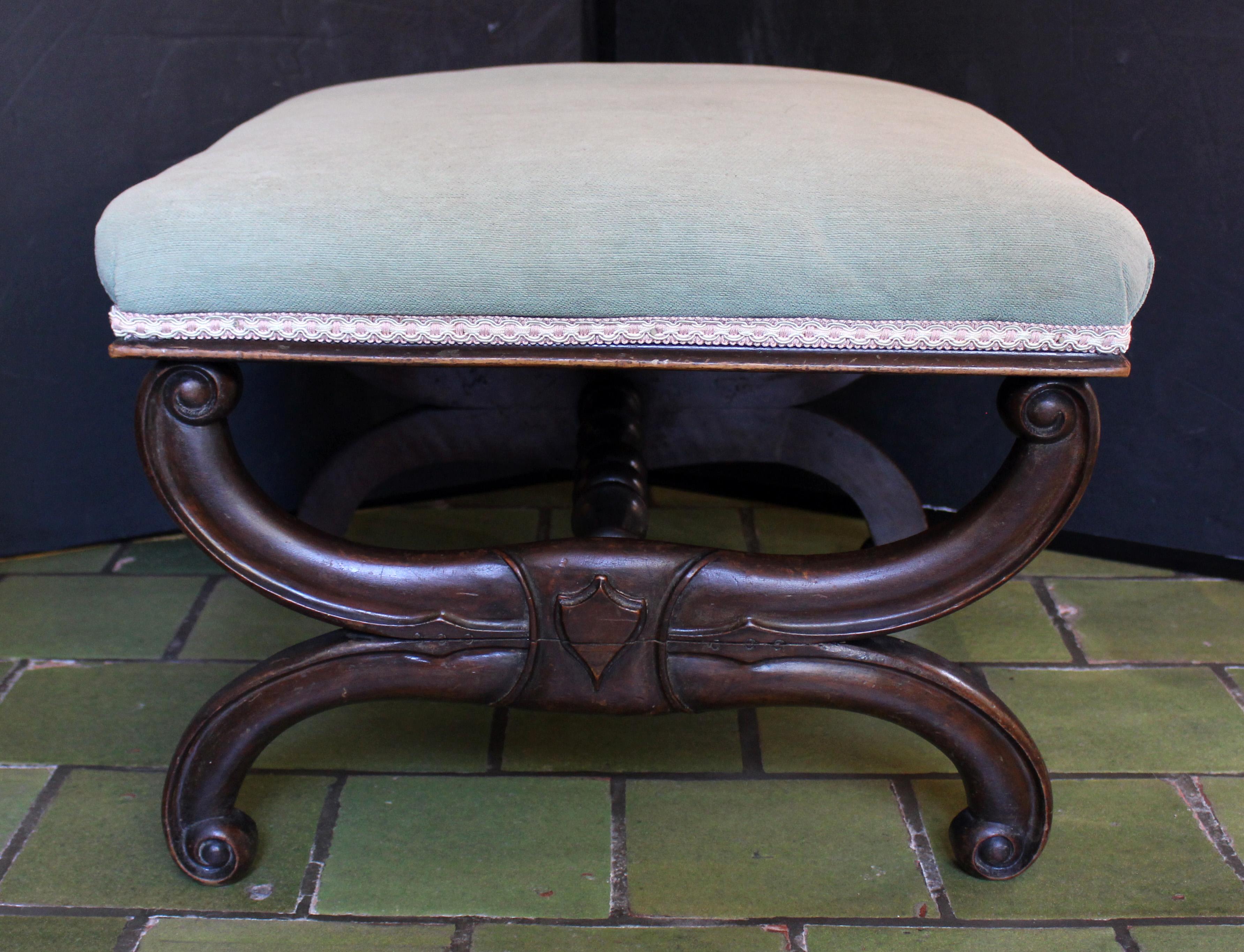 CIRCA 1835 Curule Form William IV Ottomane oder Bank, Englisch. Mahagoni geschnitzt. In der Mitte des Beins ist ein Schild mit Quirlen an den Enden der einzelnen verschnörkelten Abschnitte eingemeißelt. Gut gedrehte Kreuztrage. Hervorragend als