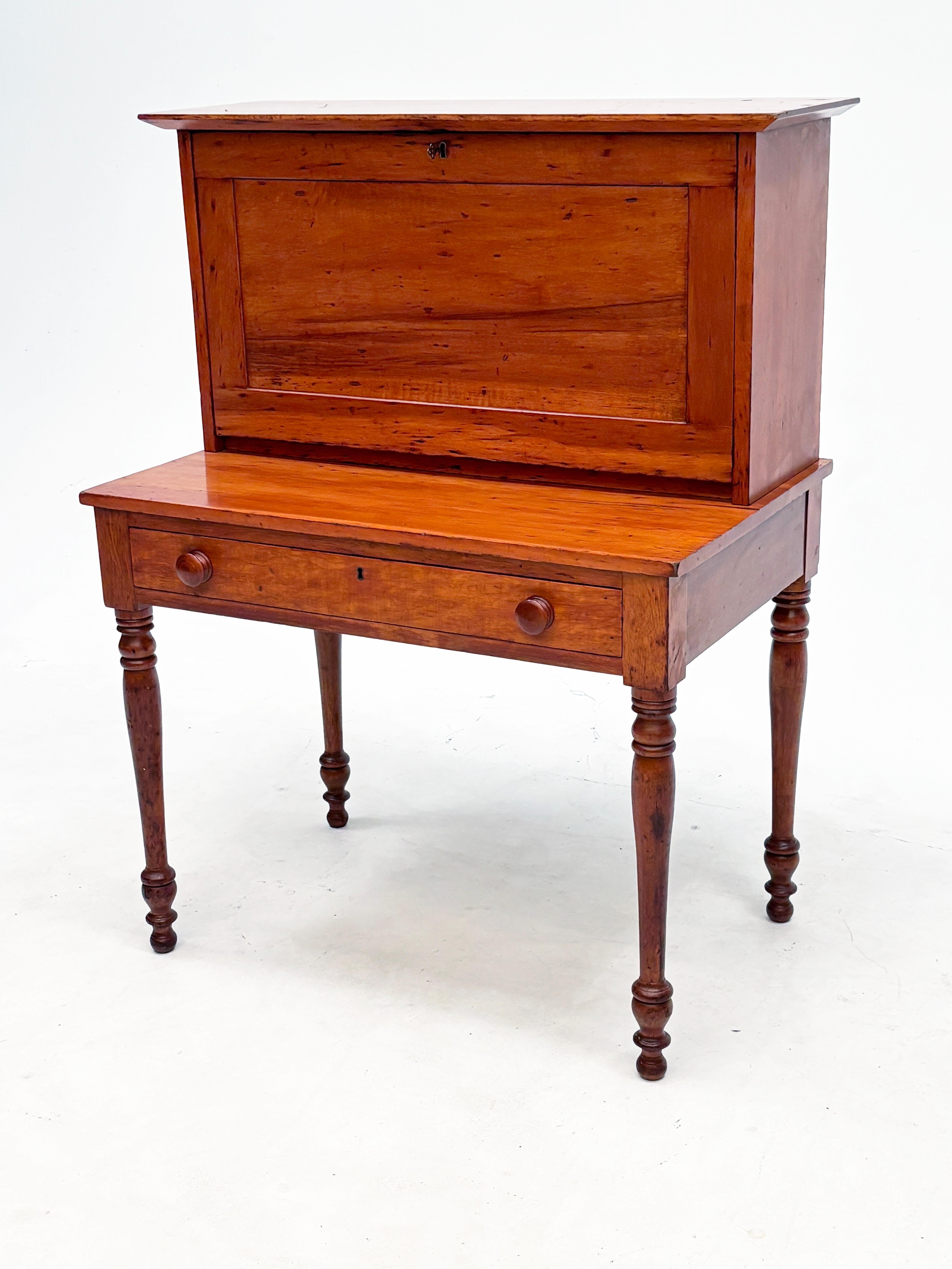 c. 1840-1850 Schreibtisch aus Südkirsche (Amerikanische Klassik) im Angebot