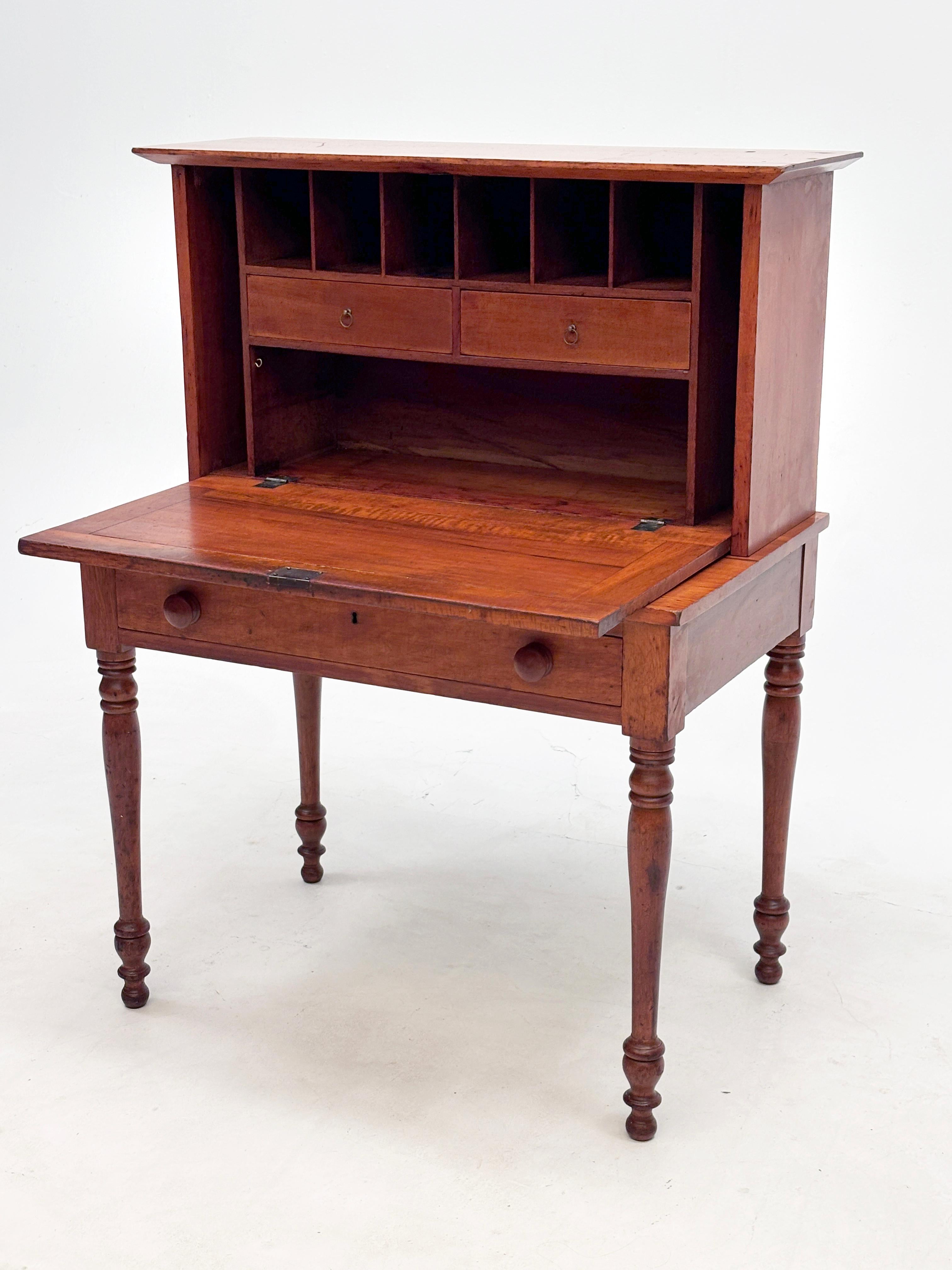 c. 1840-1850 Schreibtisch aus Südkirsche (Messing) im Angebot