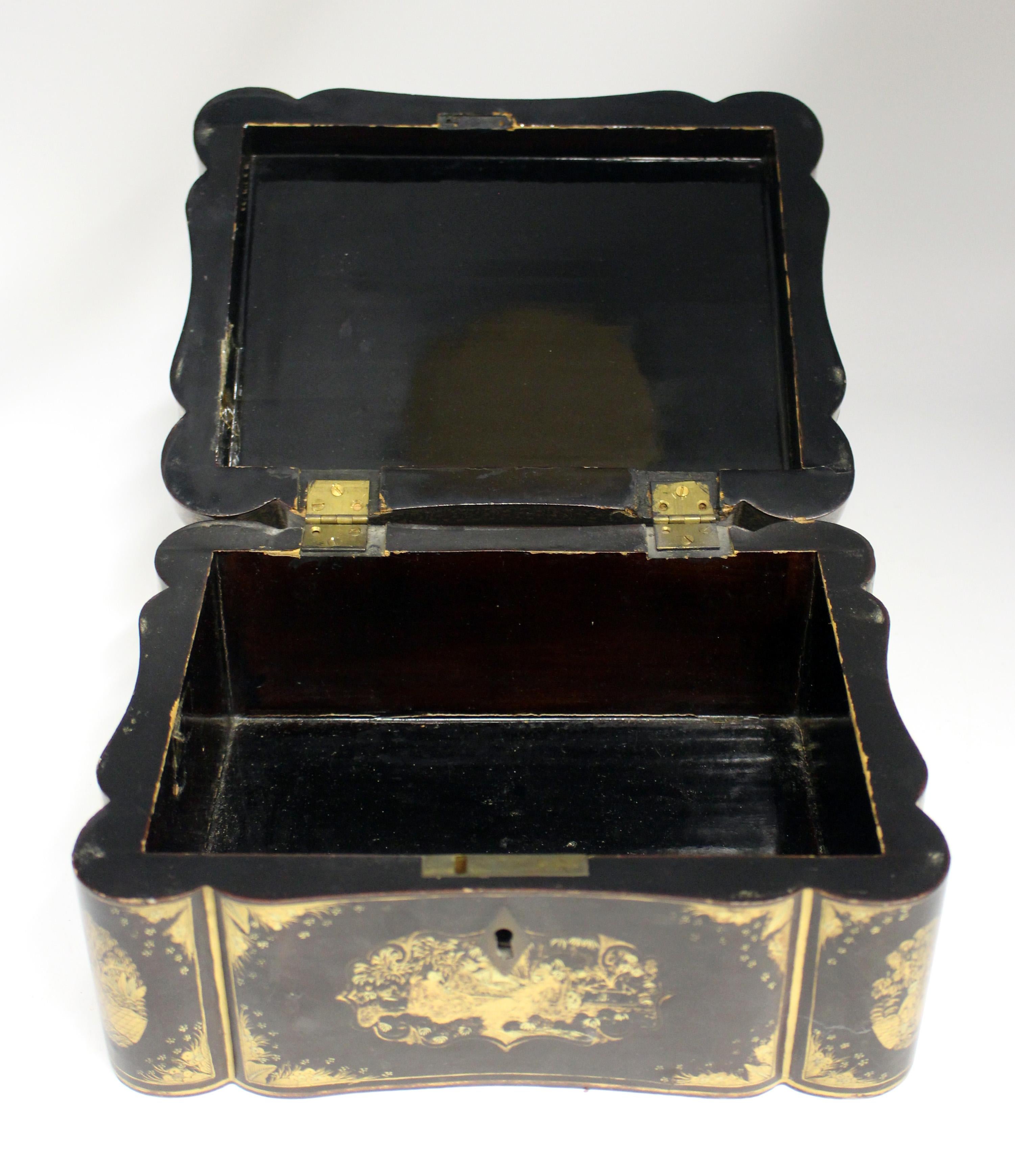 19th Century c. 1840-60 Chinese Lacquer on Wood Cartouche Shaped Box For Sale