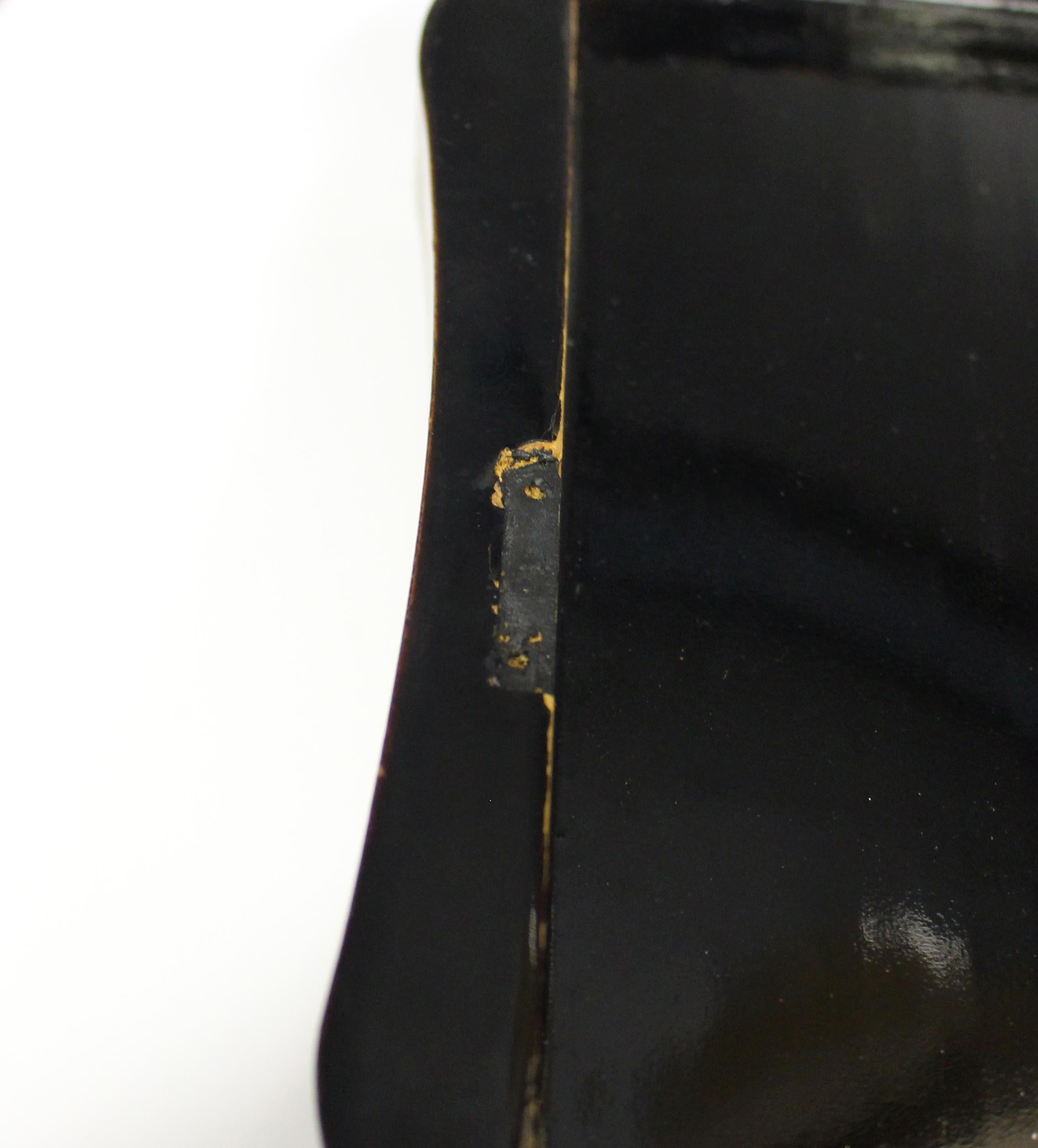 c. 1840-60 Chinese Lacquer on Wood Cartouche Shaped Box For Sale 2