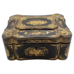 c. 1840-60 Caja china de laca sobre madera en forma de cartucho