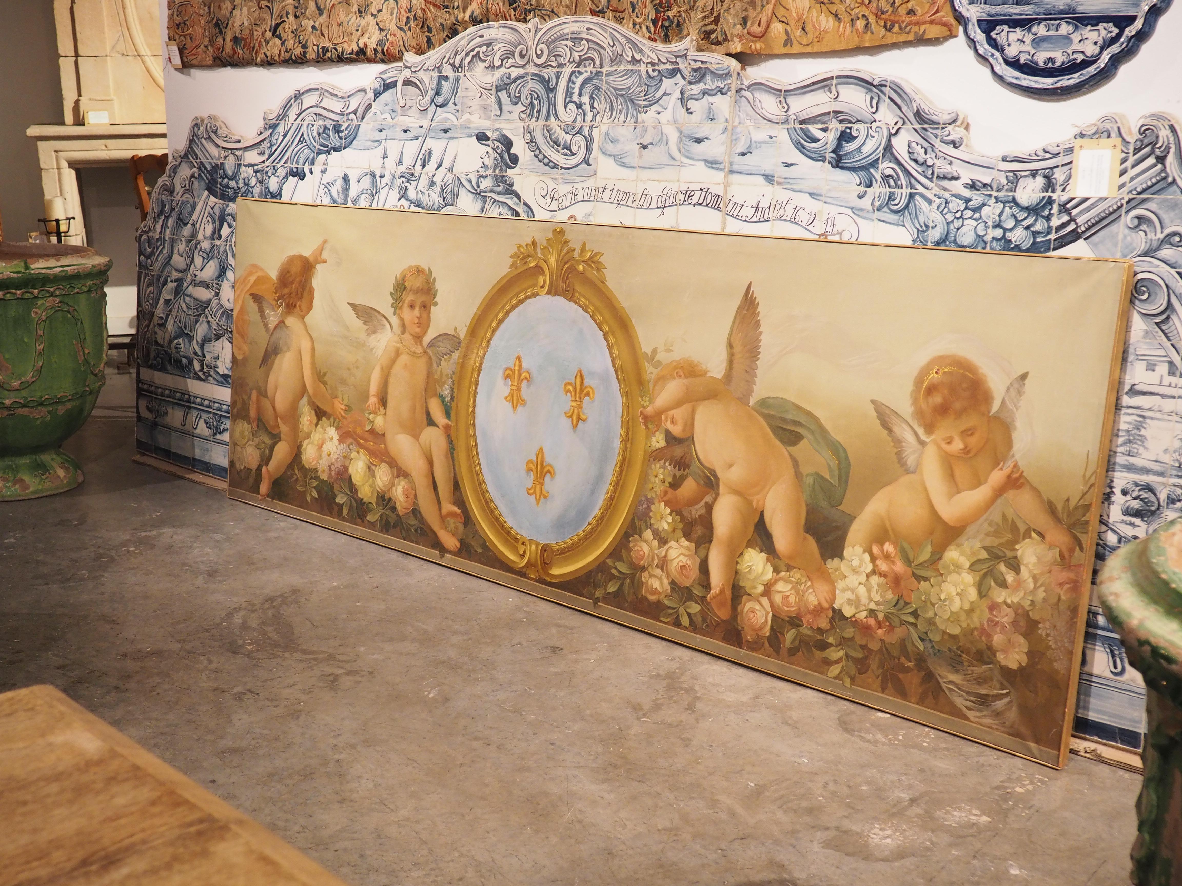 Ce beau panneau de boiserie représentant une allégorie du printemps et les armes de la France a été peint à la main en France, vers 1840. La boiserie est un panneau de bois orné qui recouvrait les murs et les plafonds des châteaux luxueux en France.