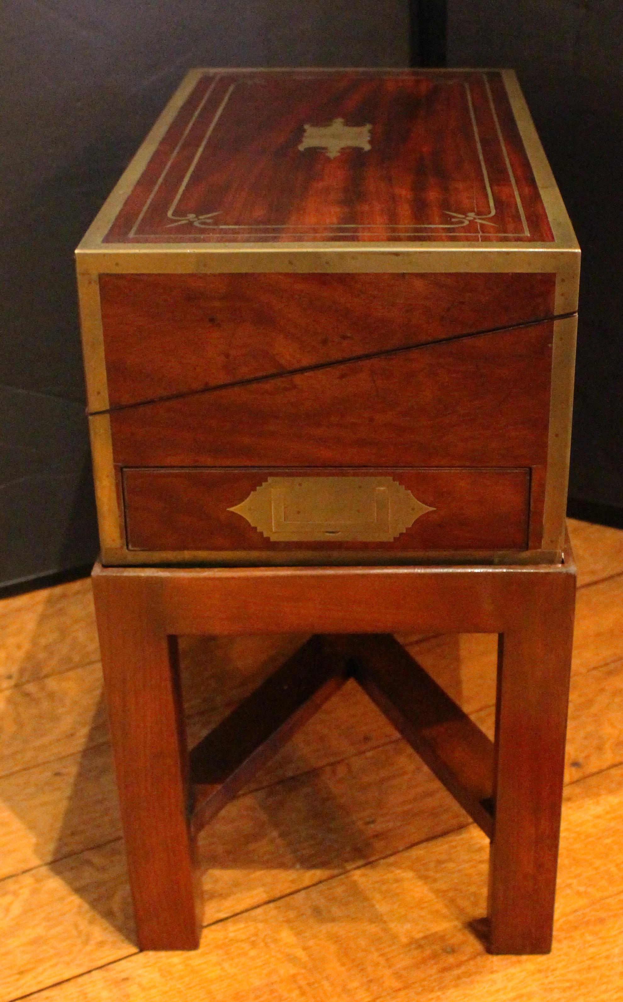 Scatola da tavolo in scala grande CIRCA 1840 su supporto personalizzato, inglese. Mogano con le più belle rilegature in ottone e trafori intarsiati con dettagli di frecce e dardi, scudo a cartiglio e medaglione inciso; binari di lettura e interni