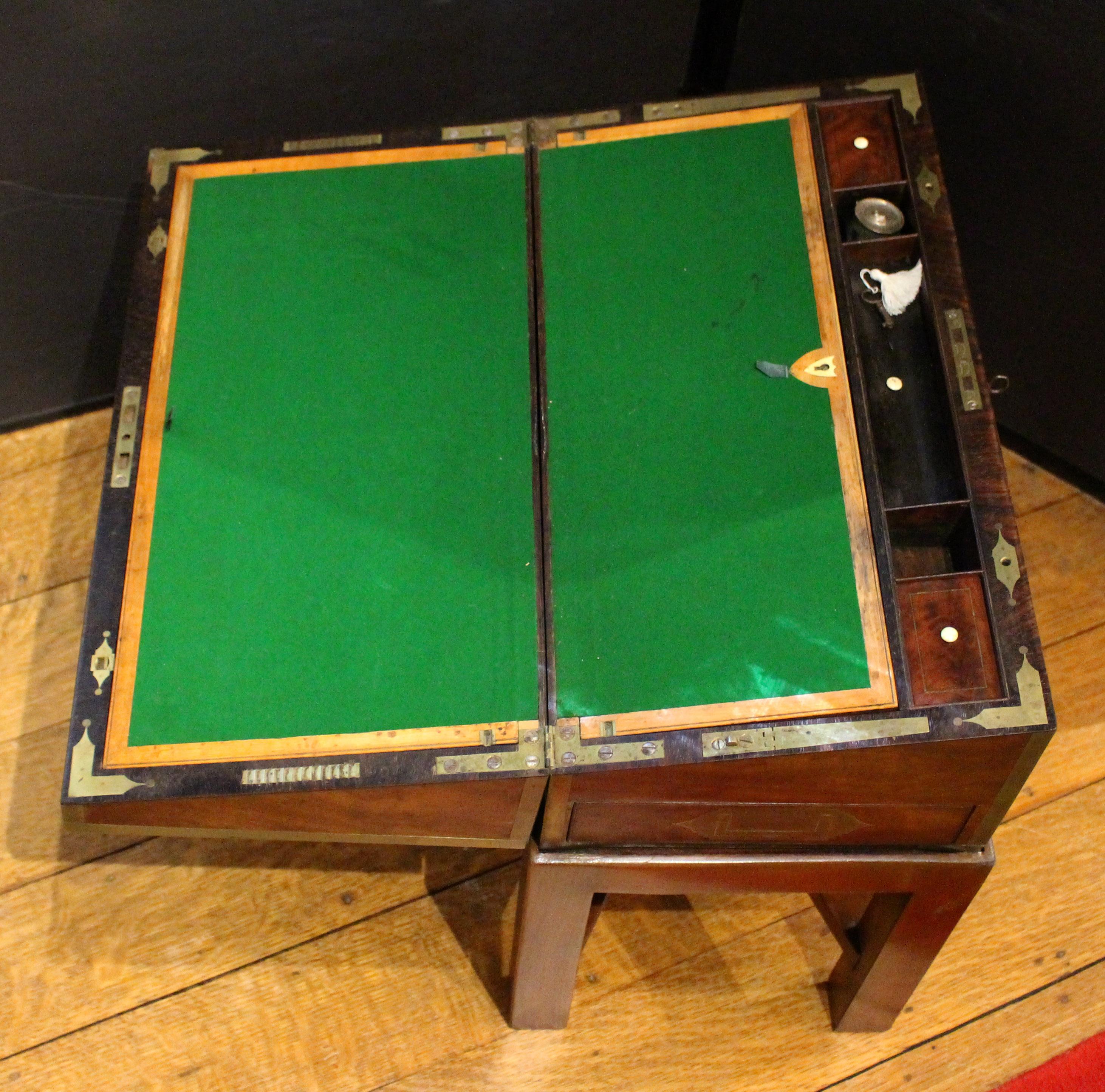 Inglese C. Scatola da scrittura inglese di grandi dimensioni del 1840 su supporto personalizzato in vendita