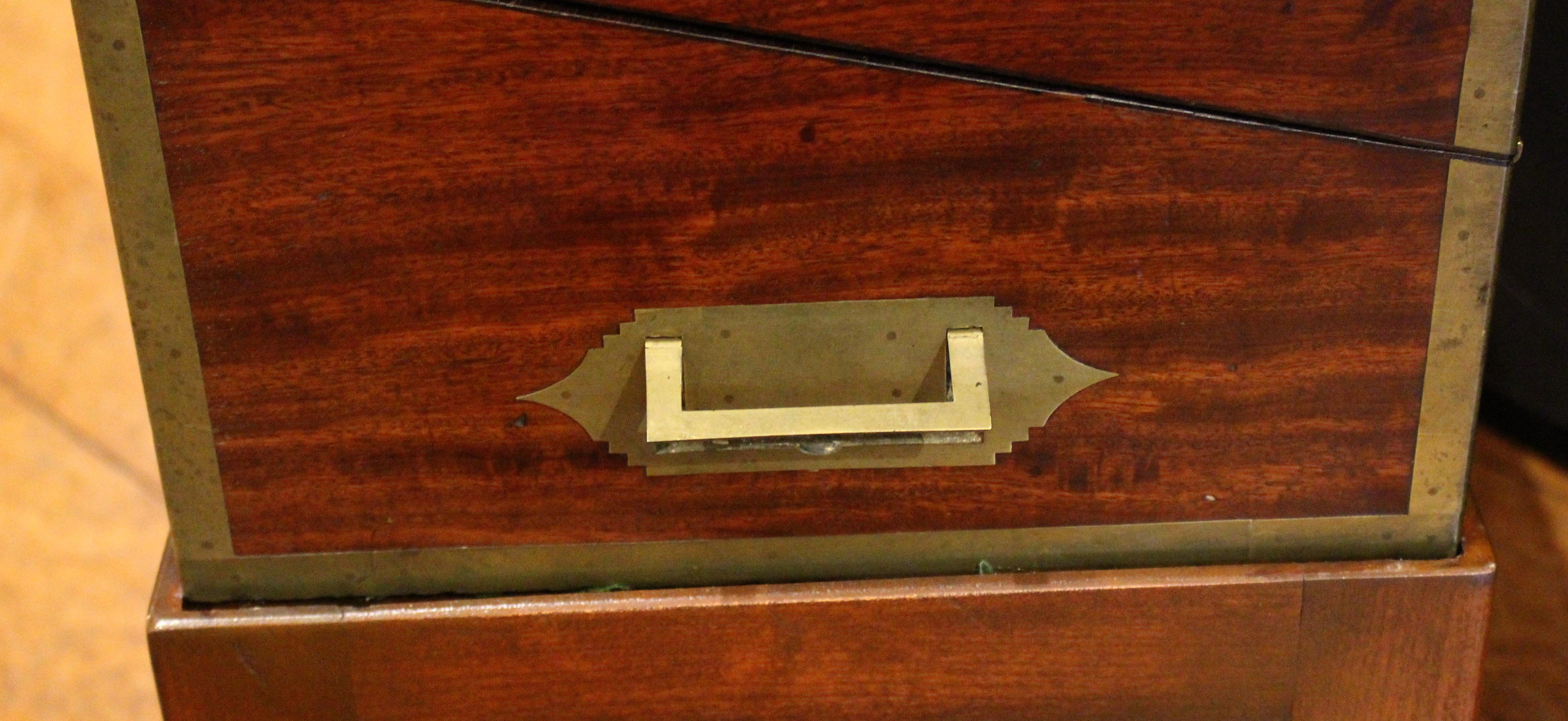 XIX secolo C. Scatola da scrittura inglese di grandi dimensioni del 1840 su supporto personalizzato in vendita