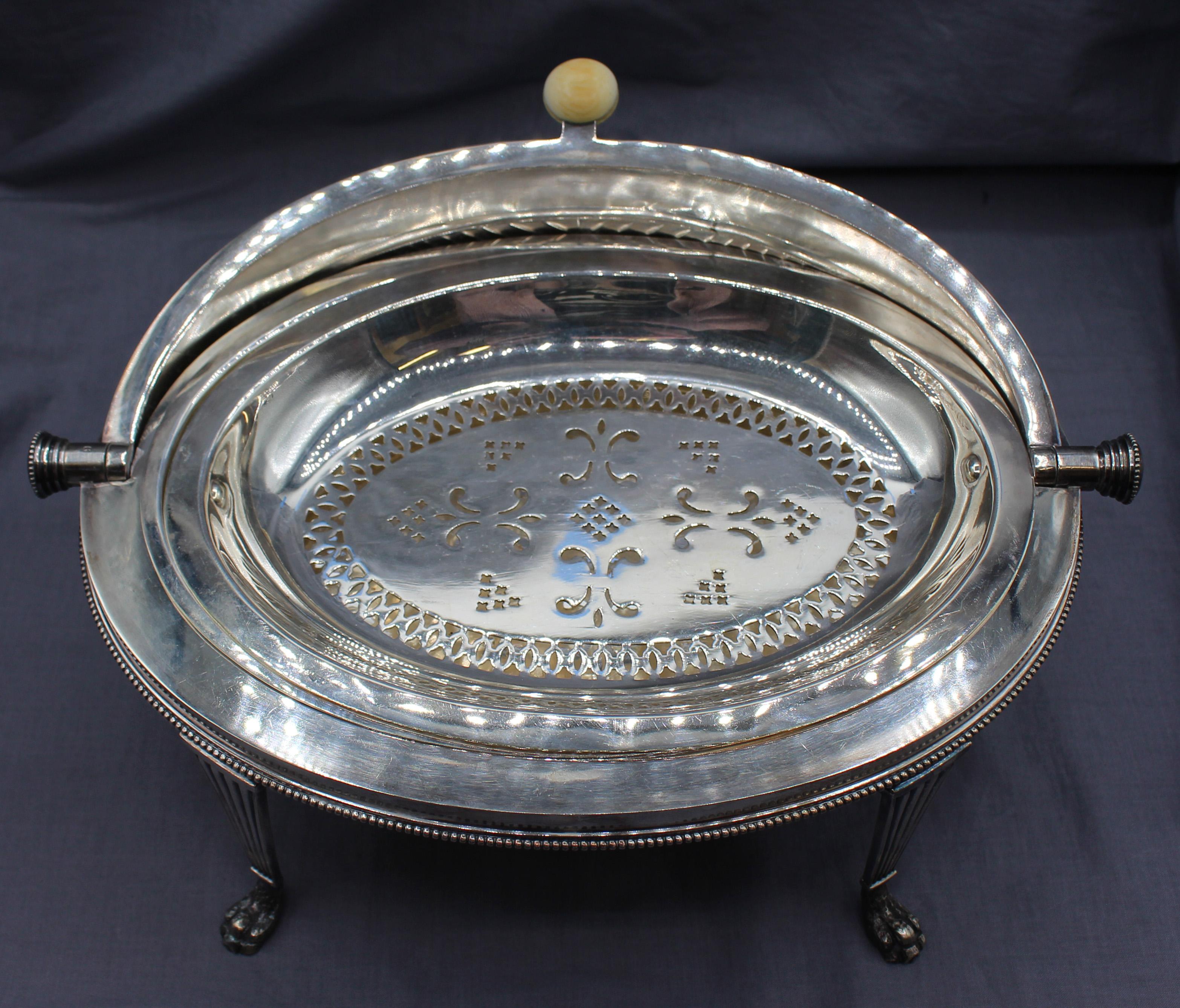 C. 1850-80 Zuppiera da colazione o da caccia girevole inglese placcata in argento a repousse in vendita 2