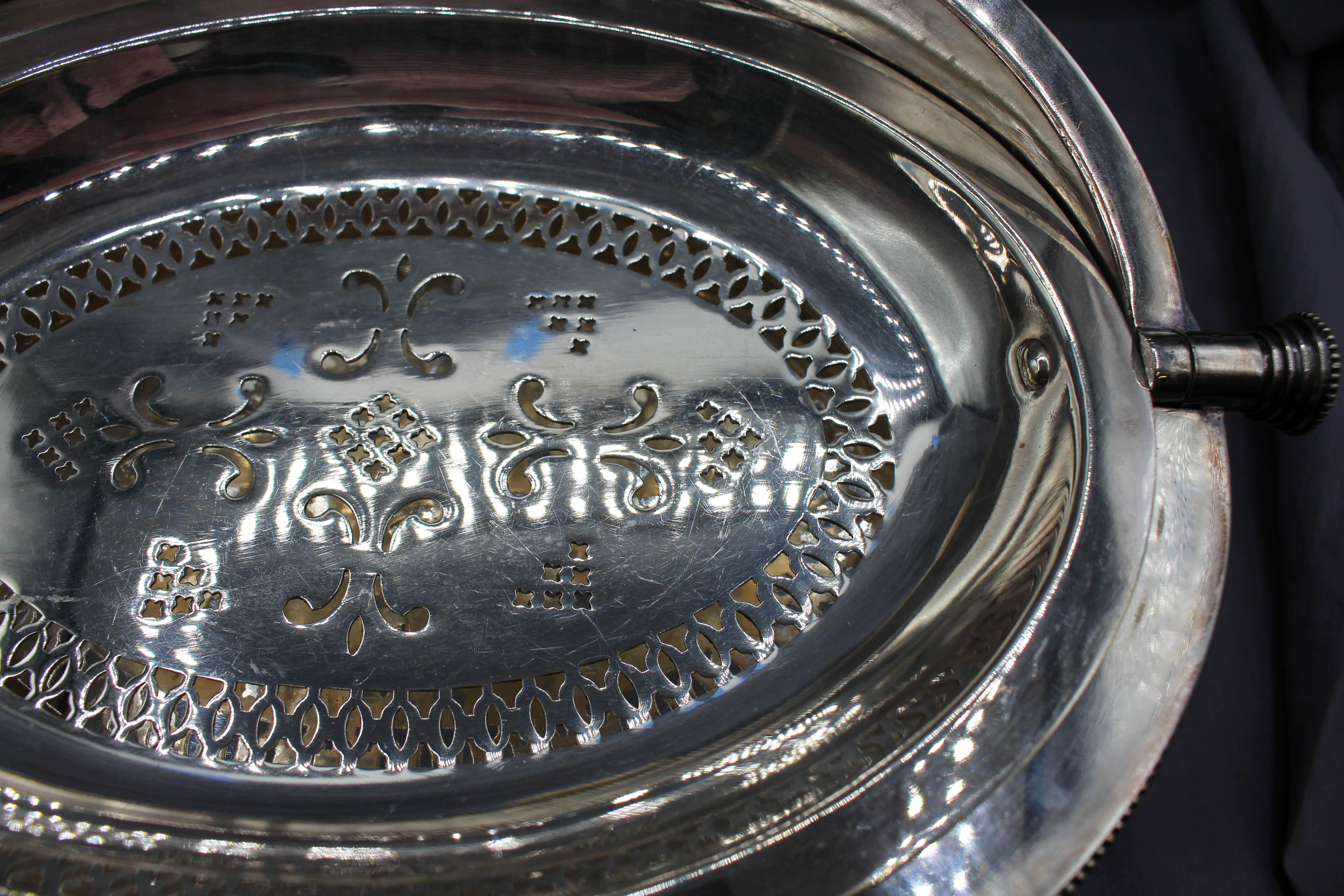 C. 1850-80 Zuppiera da colazione o da caccia girevole inglese placcata in argento a repousse in vendita 3