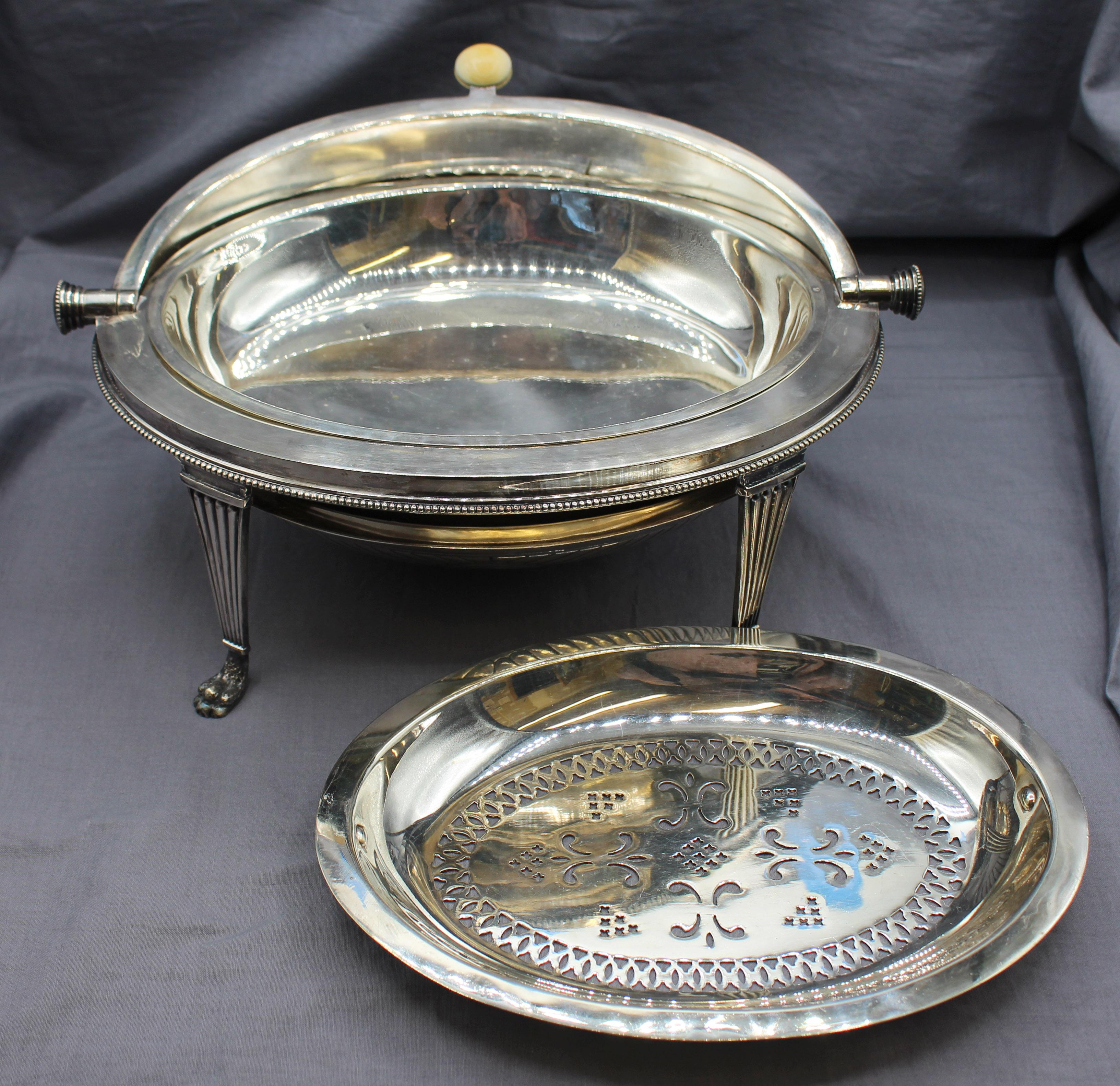 C. 1850-80 Zuppiera da colazione o da caccia girevole inglese placcata in argento a repousse in vendita 4