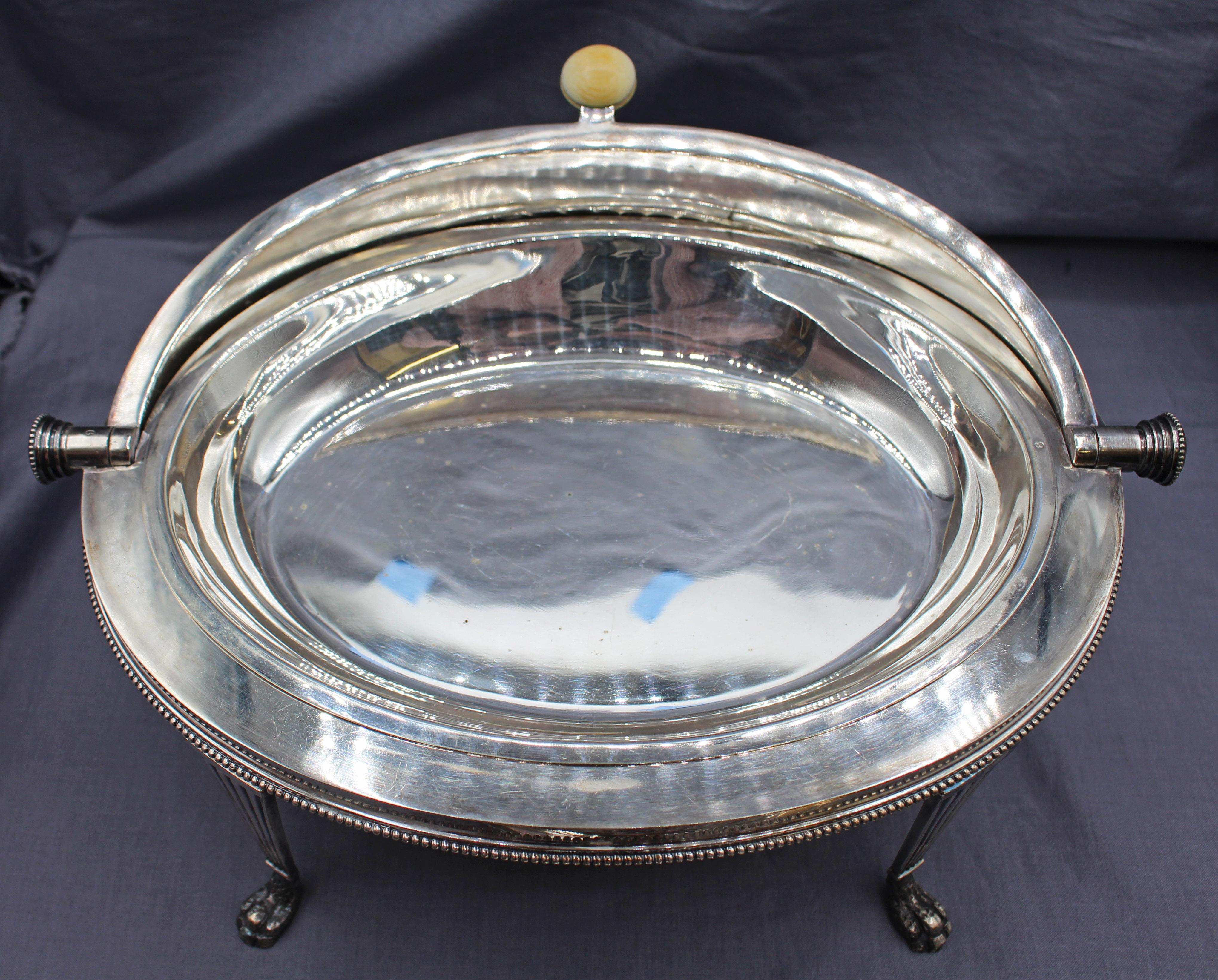 C. 1850-80 Zuppiera da colazione o da caccia girevole inglese placcata in argento a repousse in vendita 5