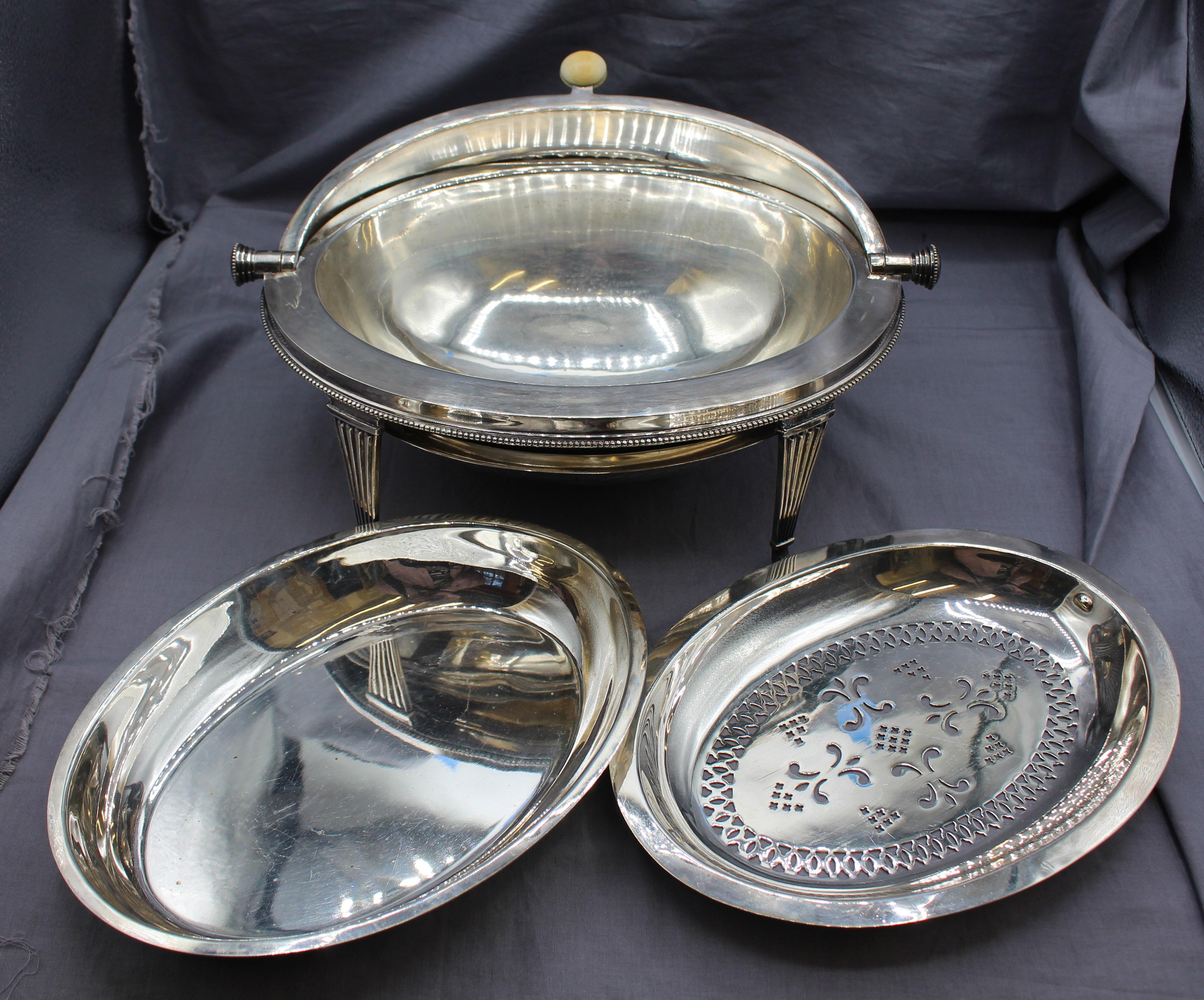 C. 1850-80 Zuppiera da colazione o da caccia girevole inglese placcata in argento a repousse in vendita 6