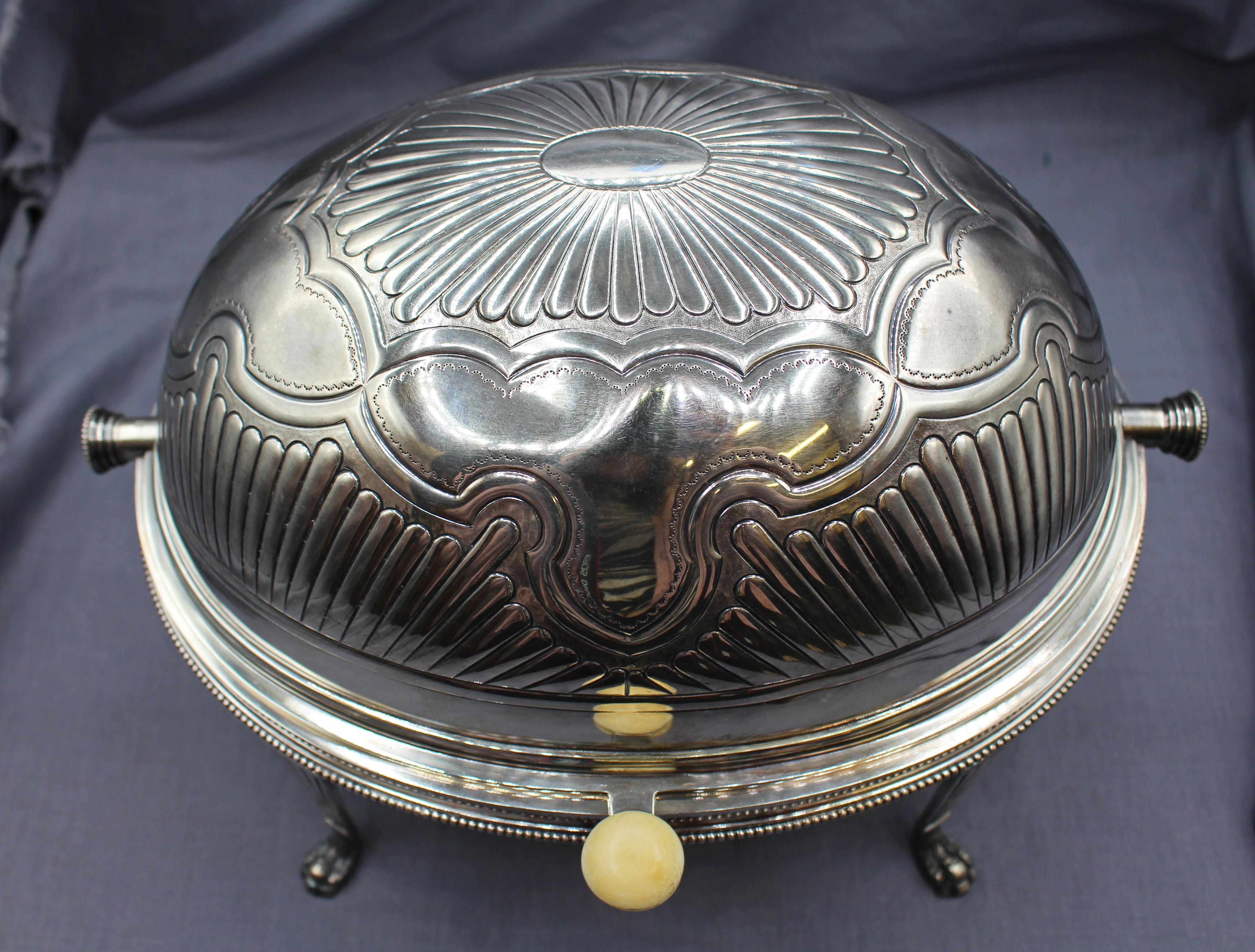 Circa 1850-80 Zuppiera girevole da caccia o da colazione inglese placcata in argento. Un bell'esemplare che si erge su gambe affusolate e ribattute che terminano con piedi pelosi a zampa di leone. Il coperchio in repousse è in grassetto di gusto