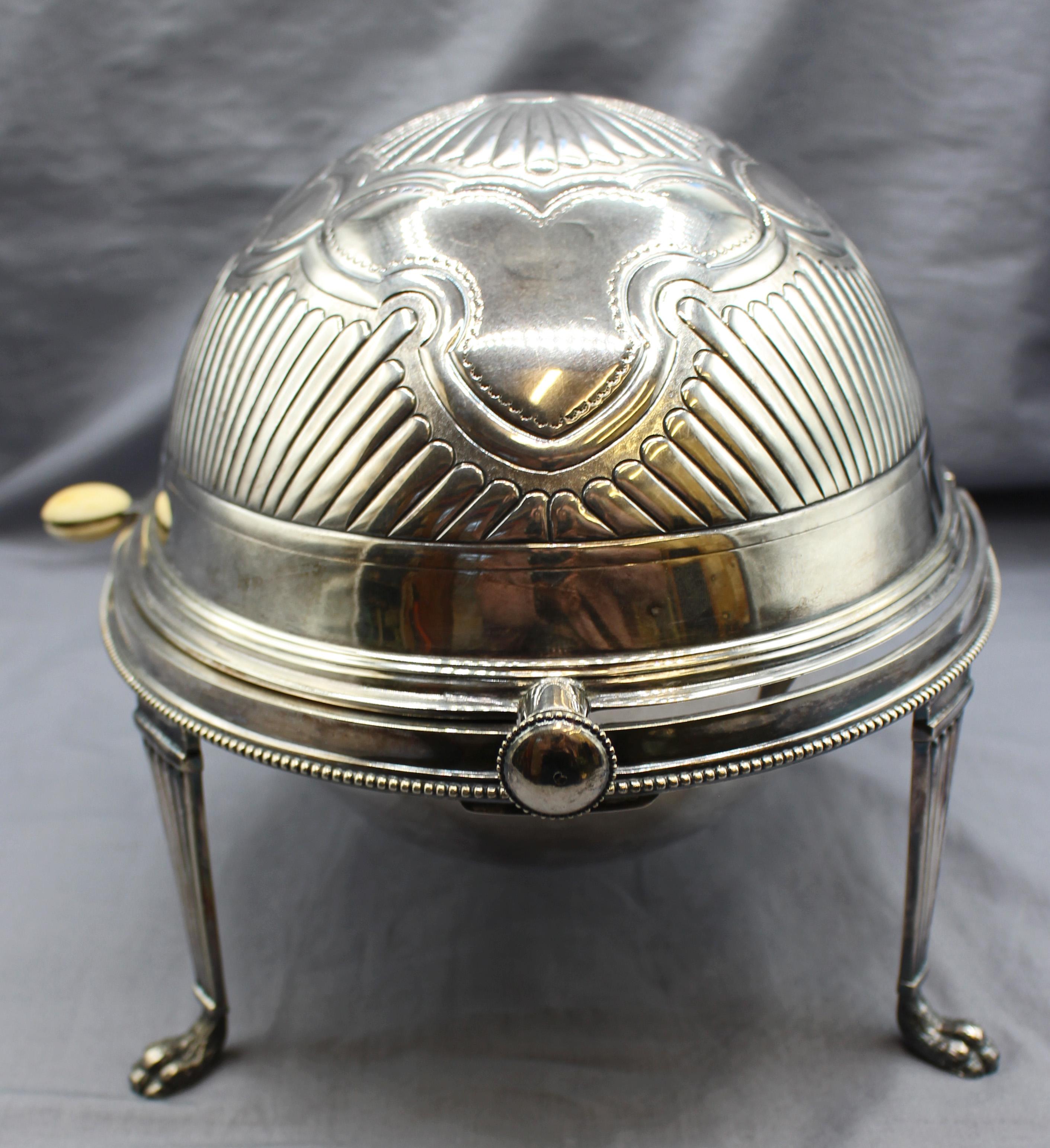 Georgiano C. 1850-80 Zuppiera da colazione o da caccia girevole inglese placcata in argento a repousse in vendita