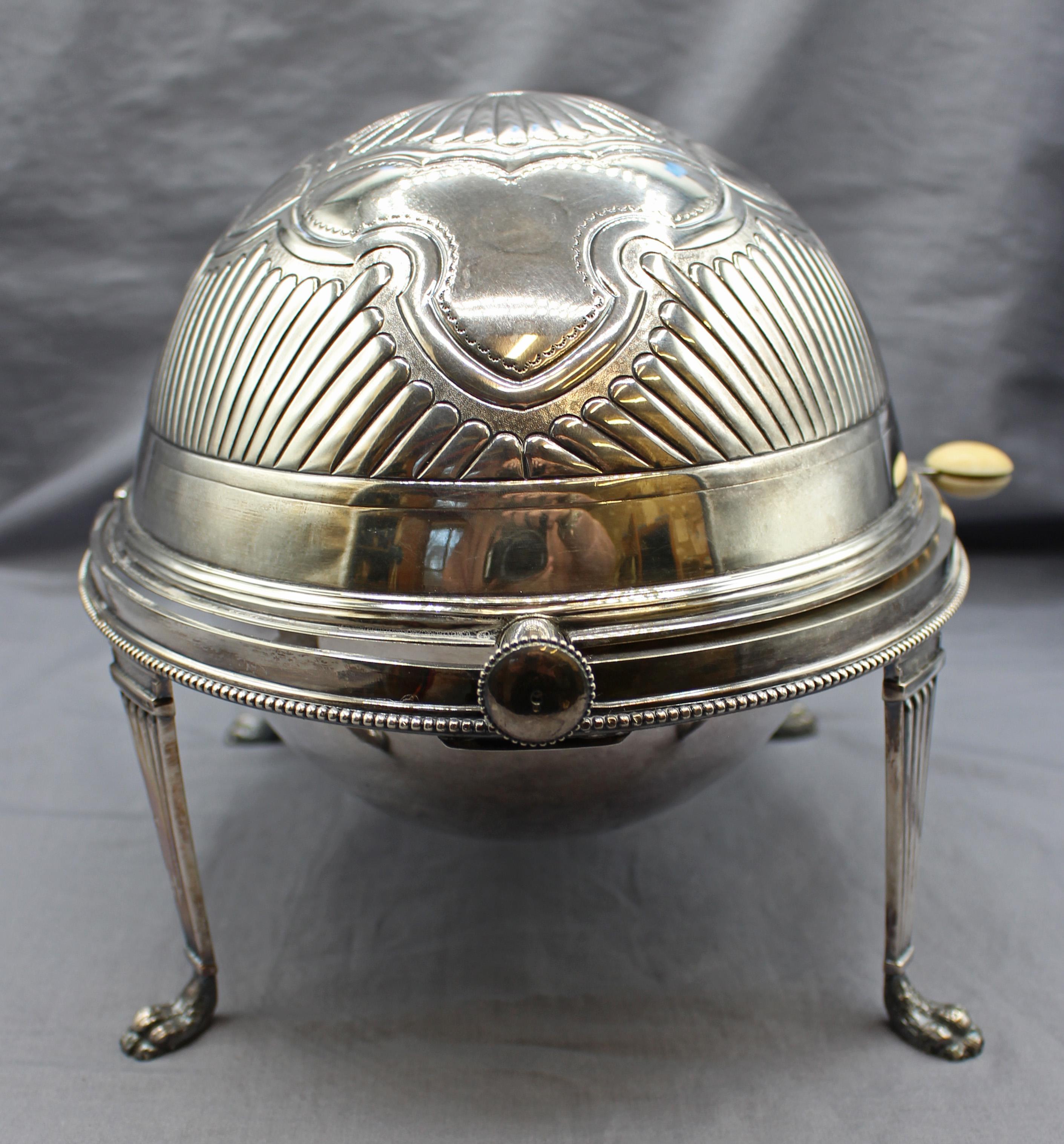 Inglese C. 1850-80 Zuppiera da colazione o da caccia girevole inglese placcata in argento a repousse in vendita