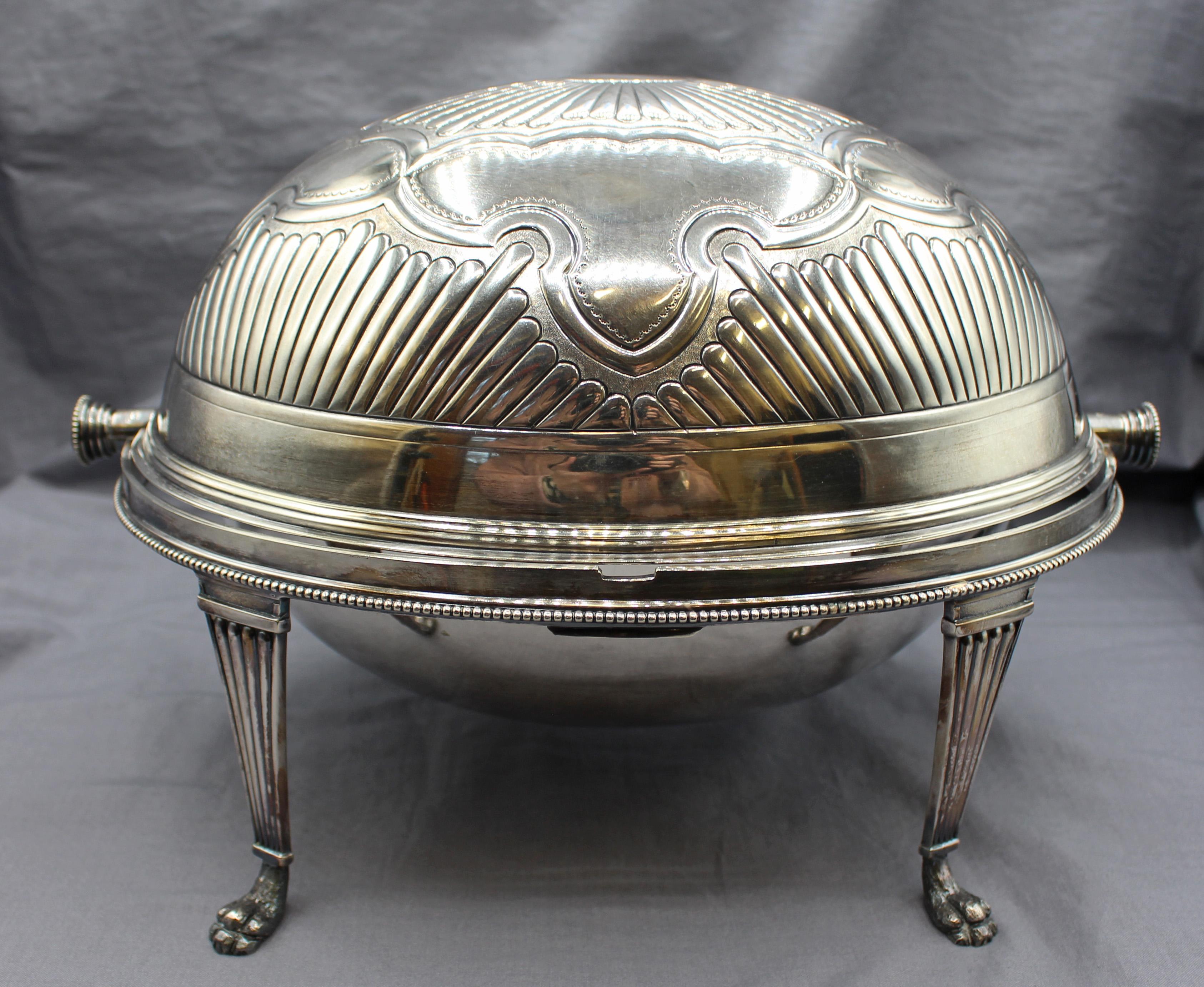 Sbalzo C. 1850-80 Zuppiera da colazione o da caccia girevole inglese placcata in argento a repousse in vendita