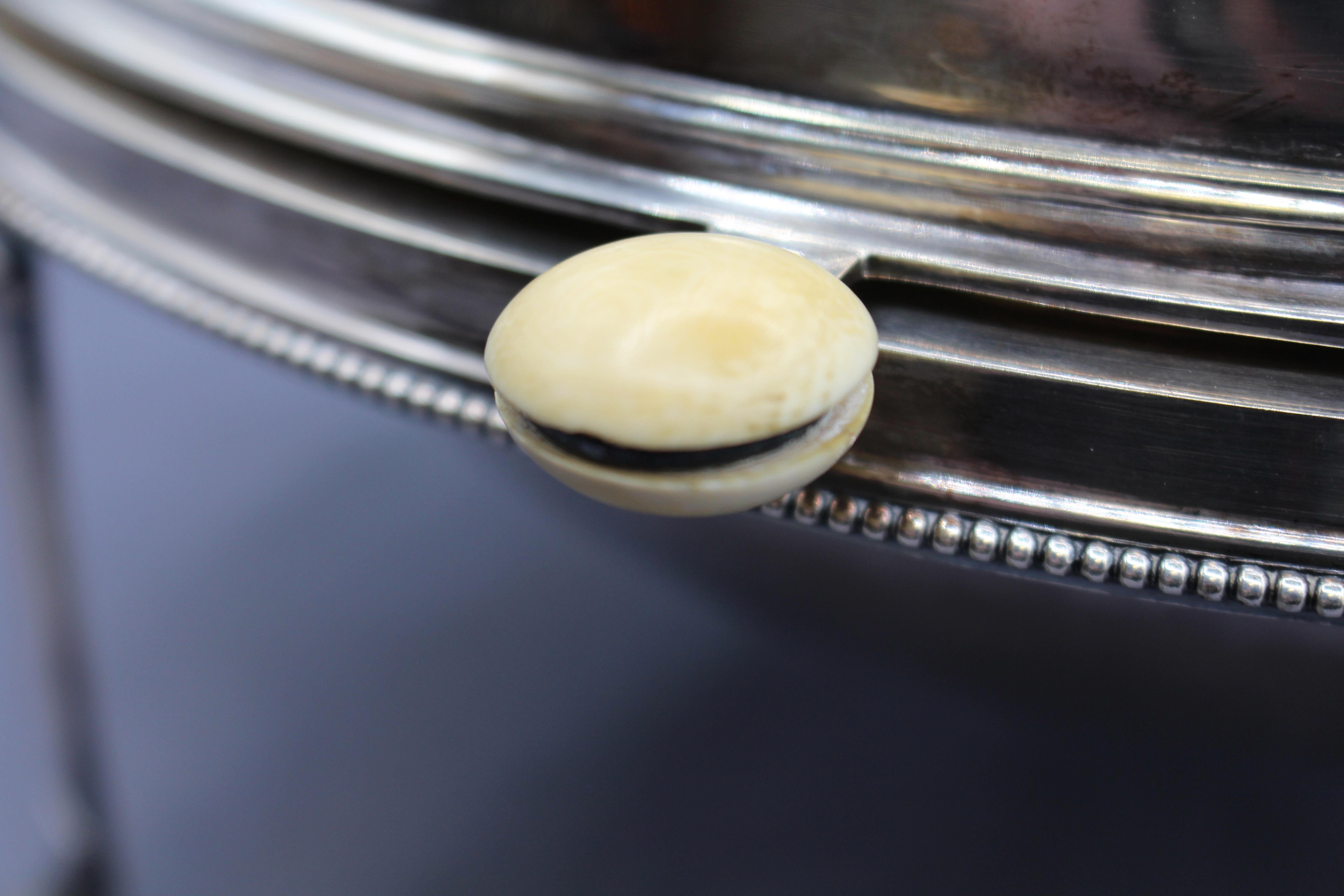 C. 1850-80 Zuppiera da colazione o da caccia girevole inglese placcata in argento a repousse In condizioni buone in vendita a Chapel Hill, NC