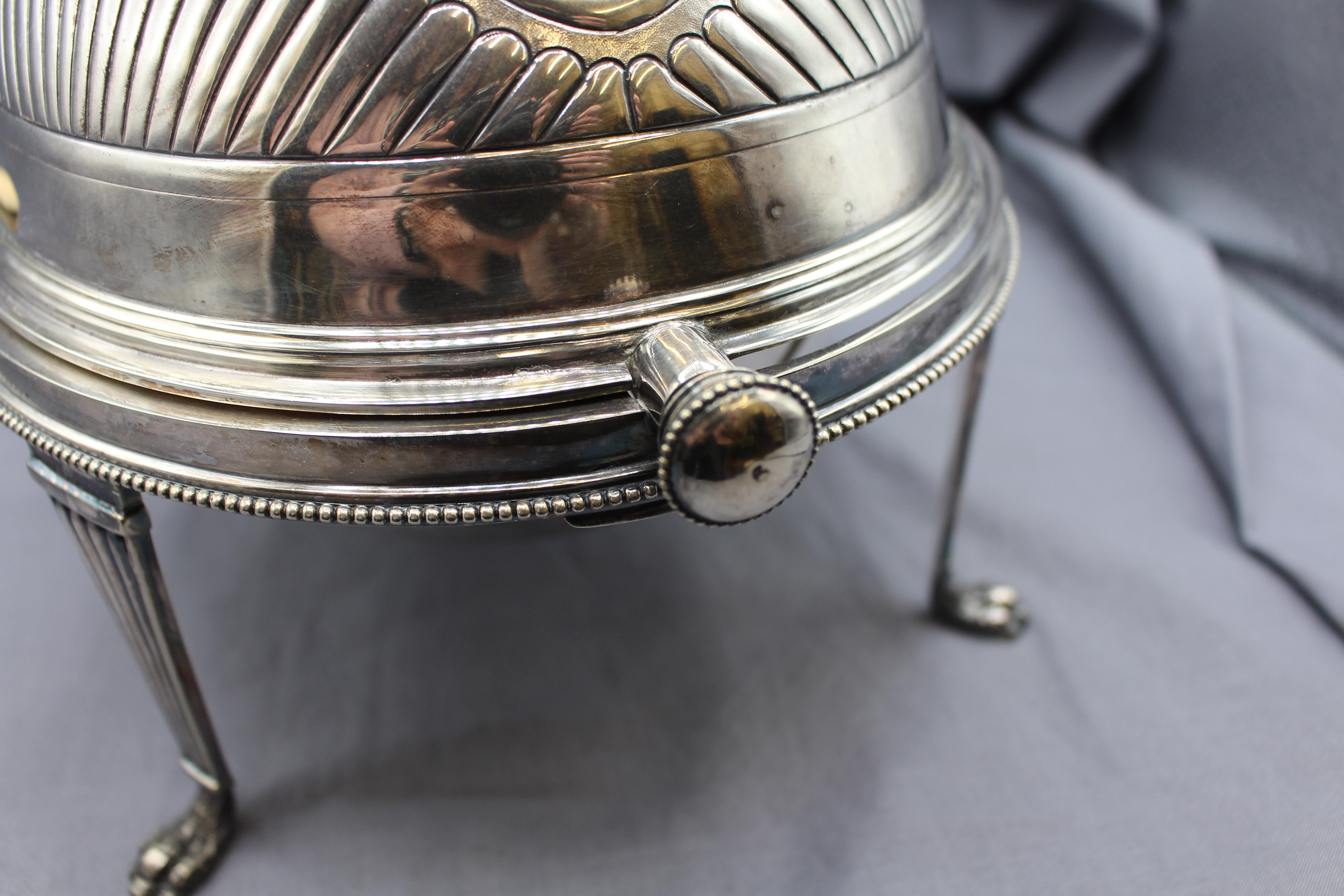 XIX secolo C. 1850-80 Zuppiera da colazione o da caccia girevole inglese placcata in argento a repousse in vendita