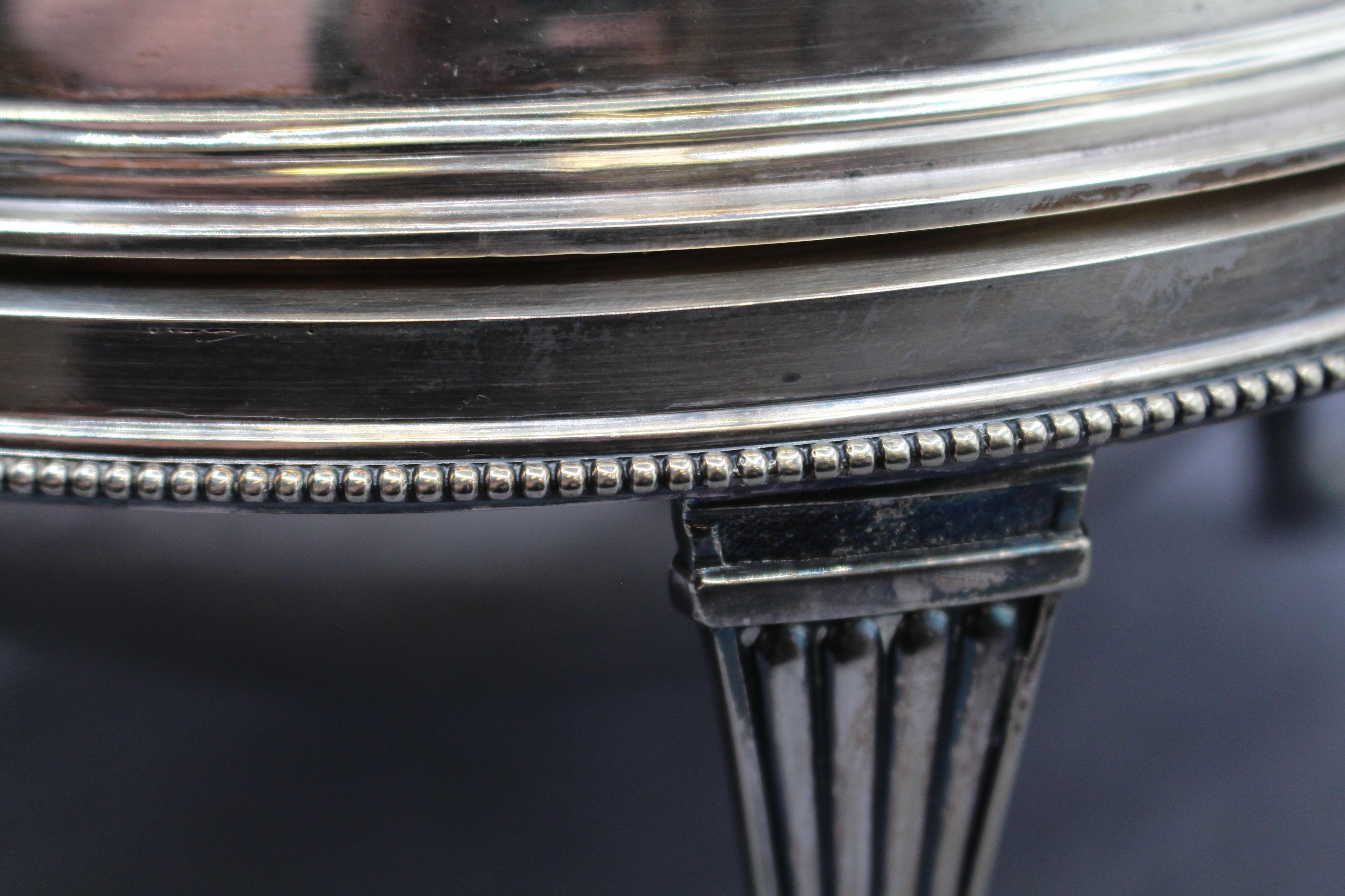 Placcato argento C. 1850-80 Zuppiera da colazione o da caccia girevole inglese placcata in argento a repousse in vendita