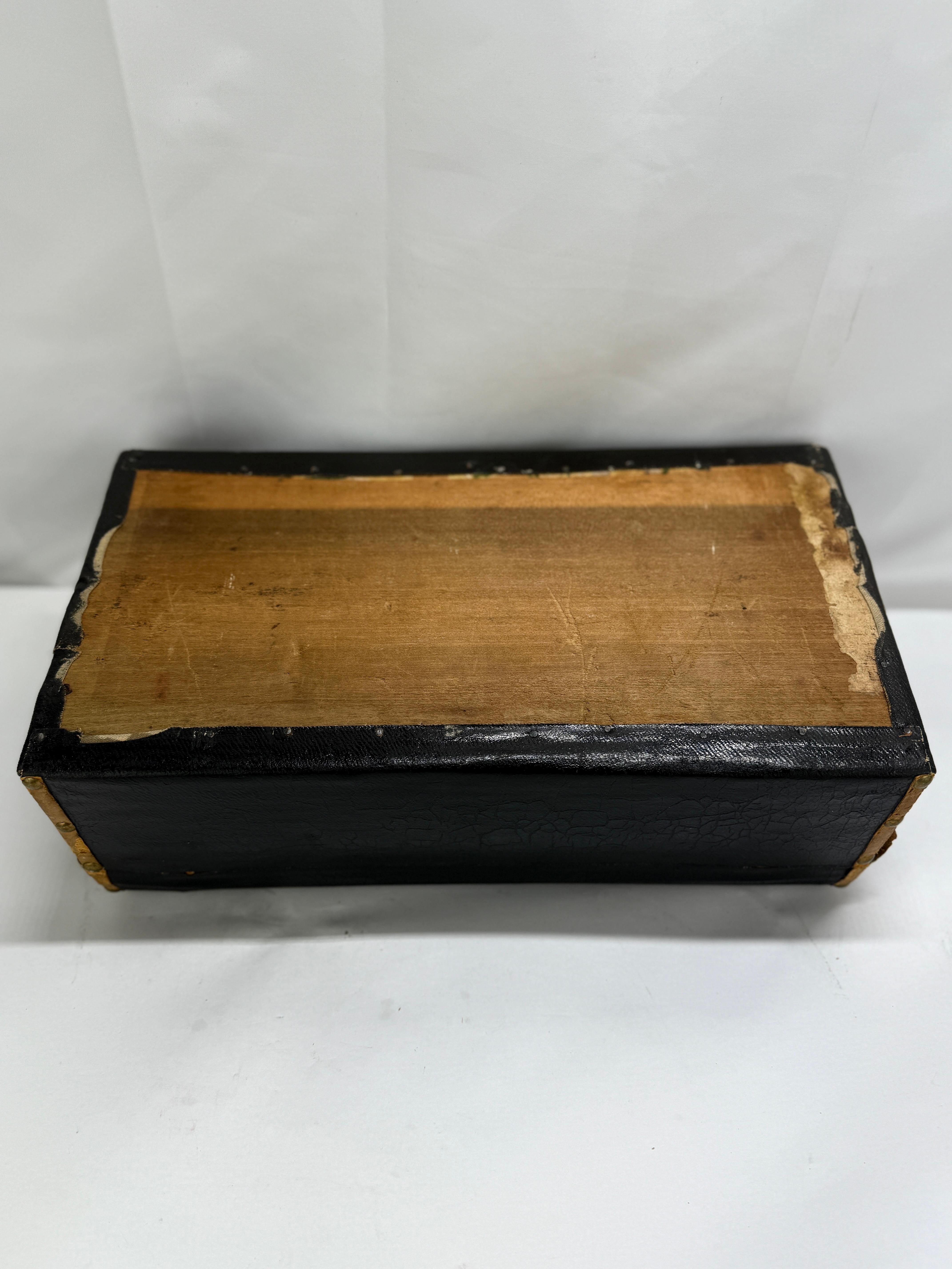 C. 1850 American Leather Document oder Valise Box, - Worcester County im Angebot 3