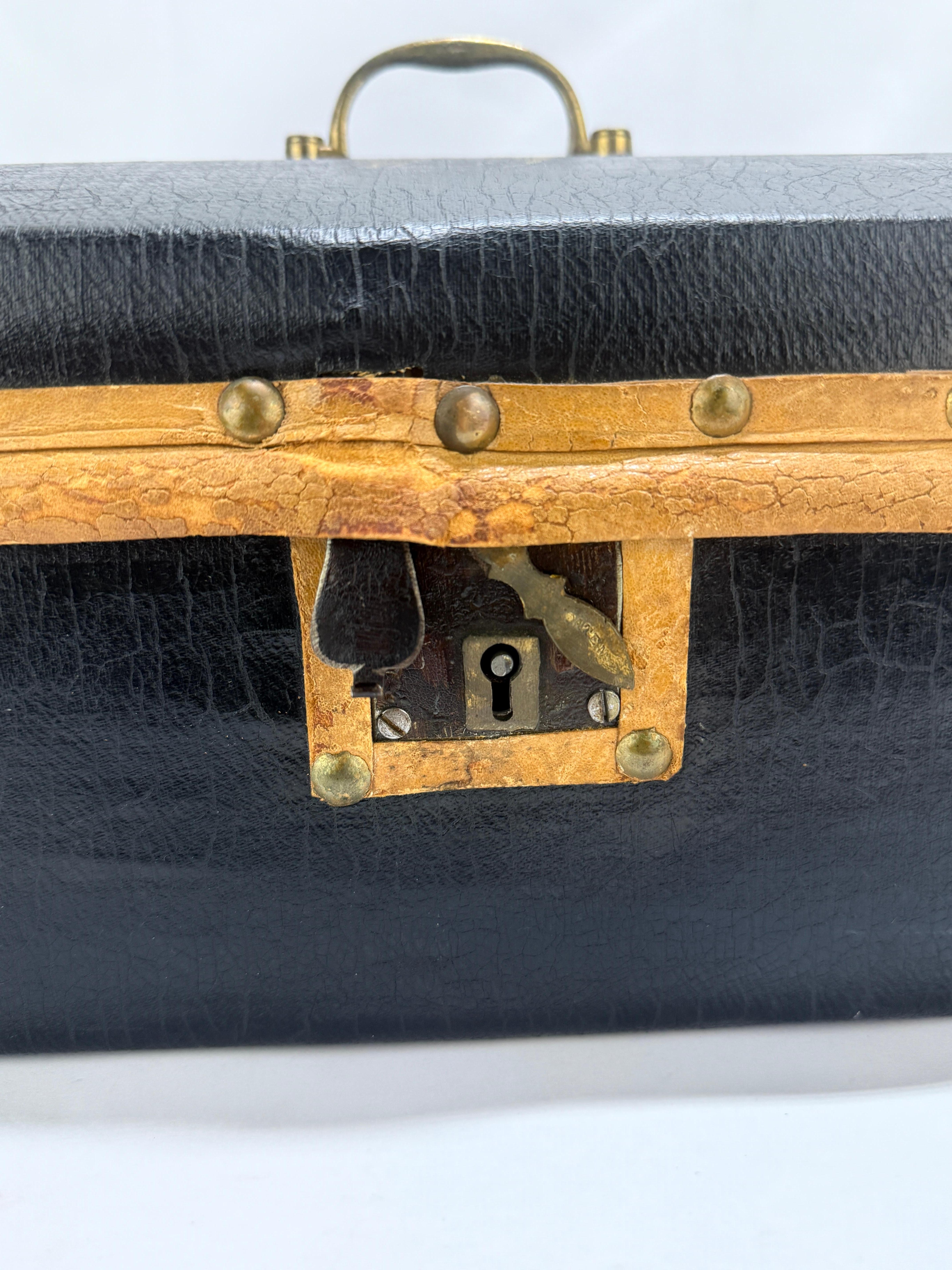 C. 1850 American Leather Document oder Valise Box, - Worcester County im Zustand „Gut“ im Angebot in Atlanta, GA