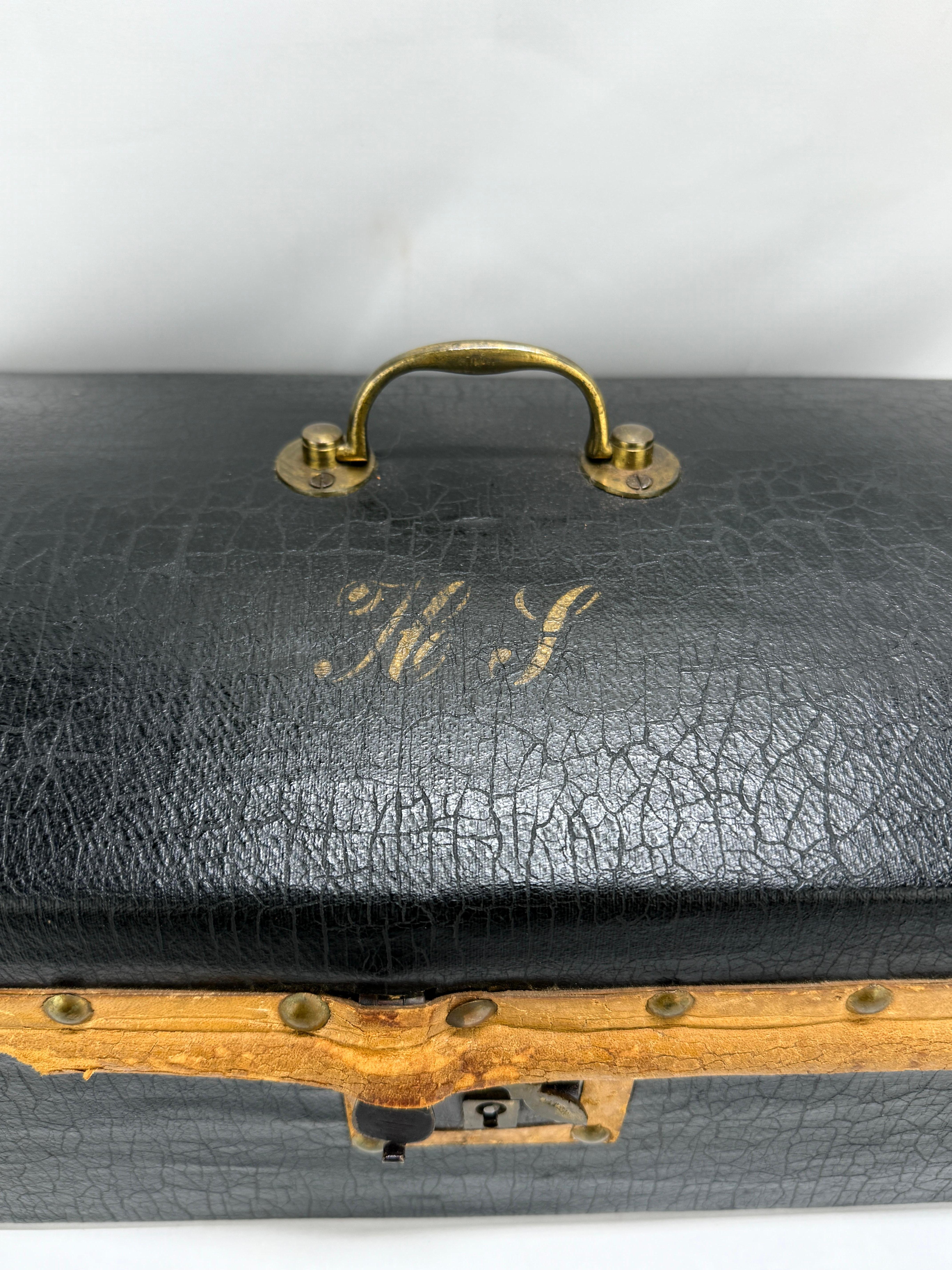 C. 1850 American Leather Document oder Valise Box, - Worcester County (19. Jahrhundert) im Angebot